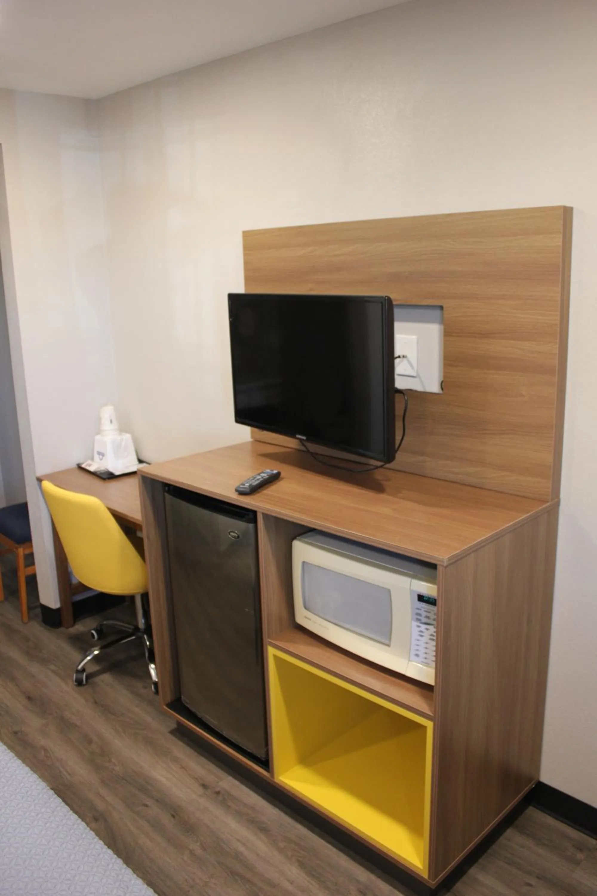 TV and multimedia in Days Inn by Wyndham Barstow