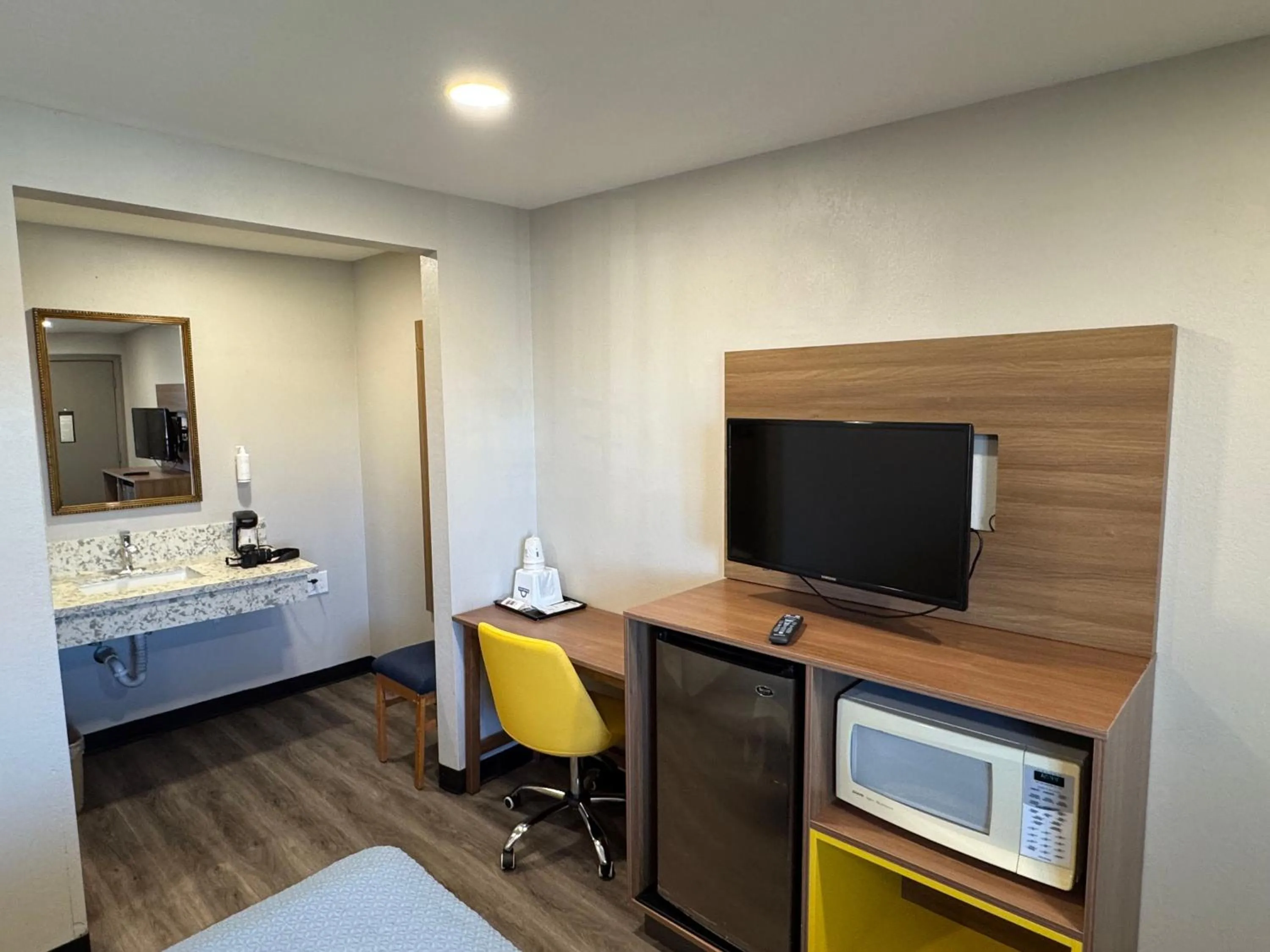 TV and multimedia, Bed in Days Inn by Wyndham Barstow