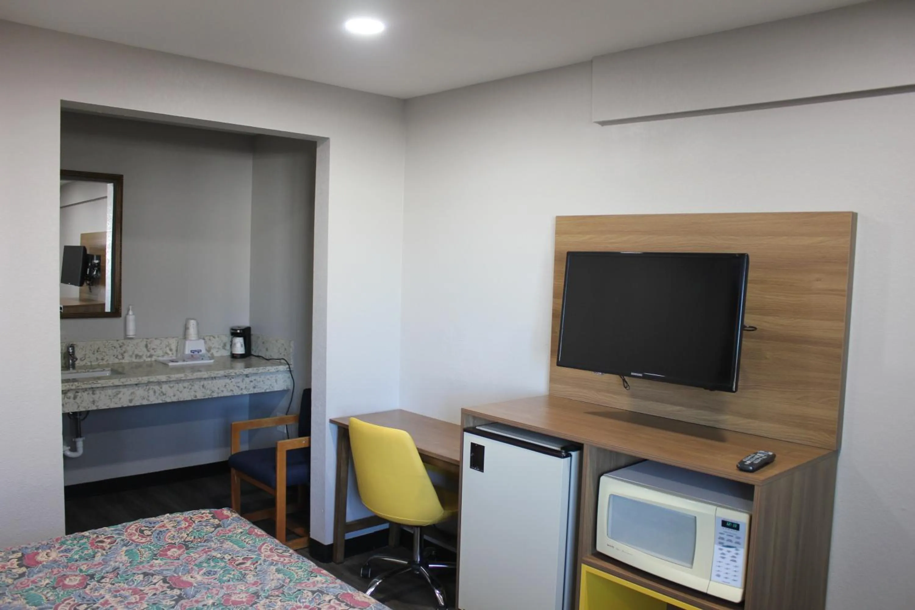 TV and multimedia in Days Inn by Wyndham Barstow