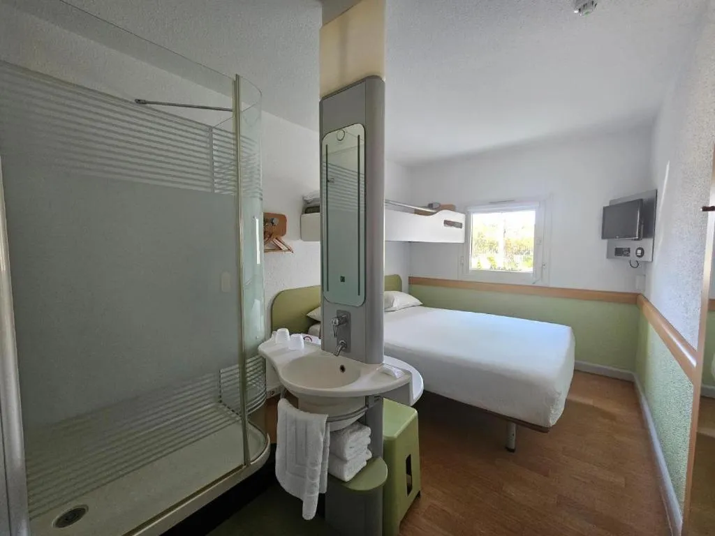 Shower, Bed in SUN1 PRETORIA