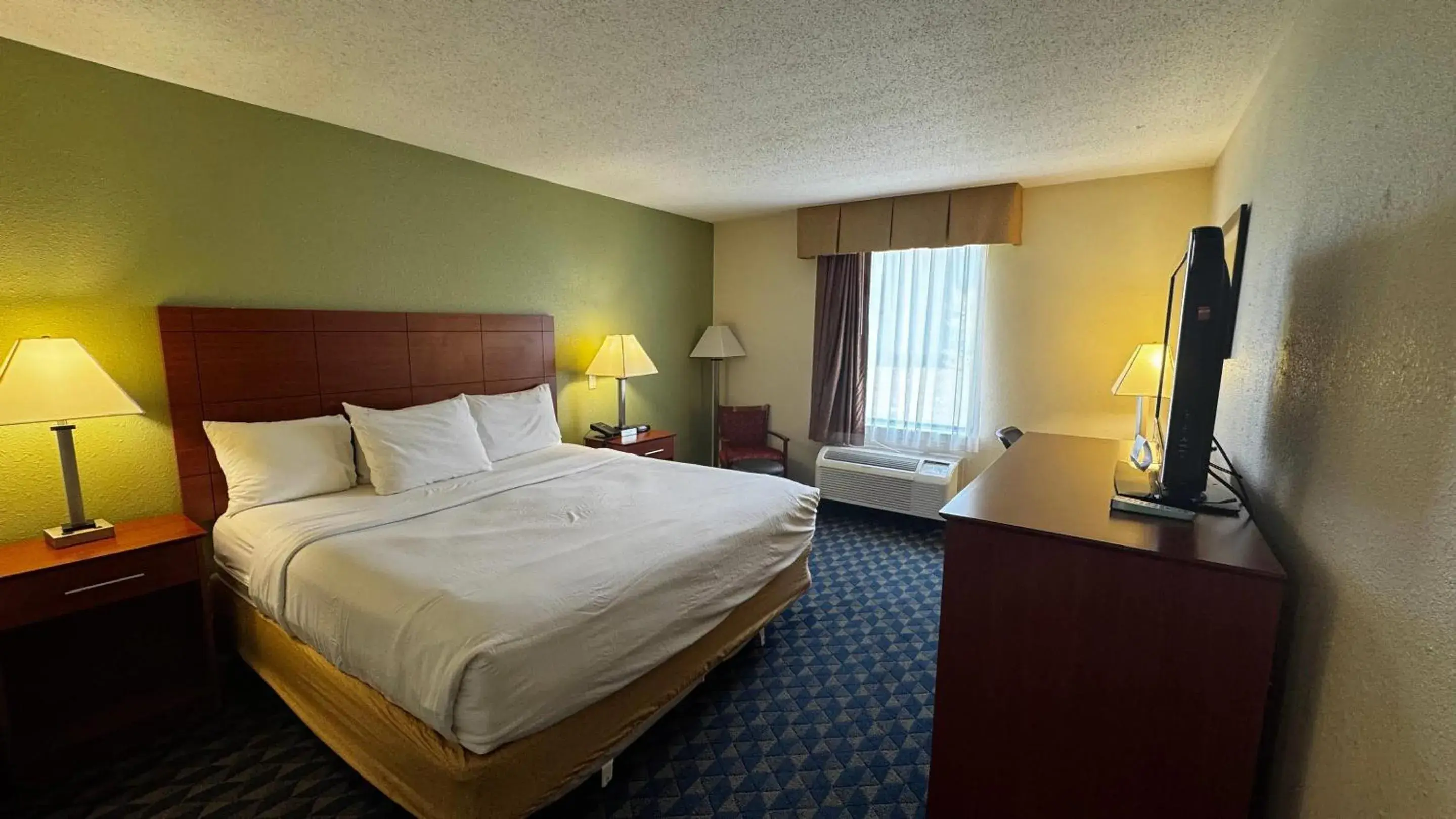 Bedroom, Bed in Deluxe Inn Wytheville Bedroom, Bed in Deluxe Inn Wytheville