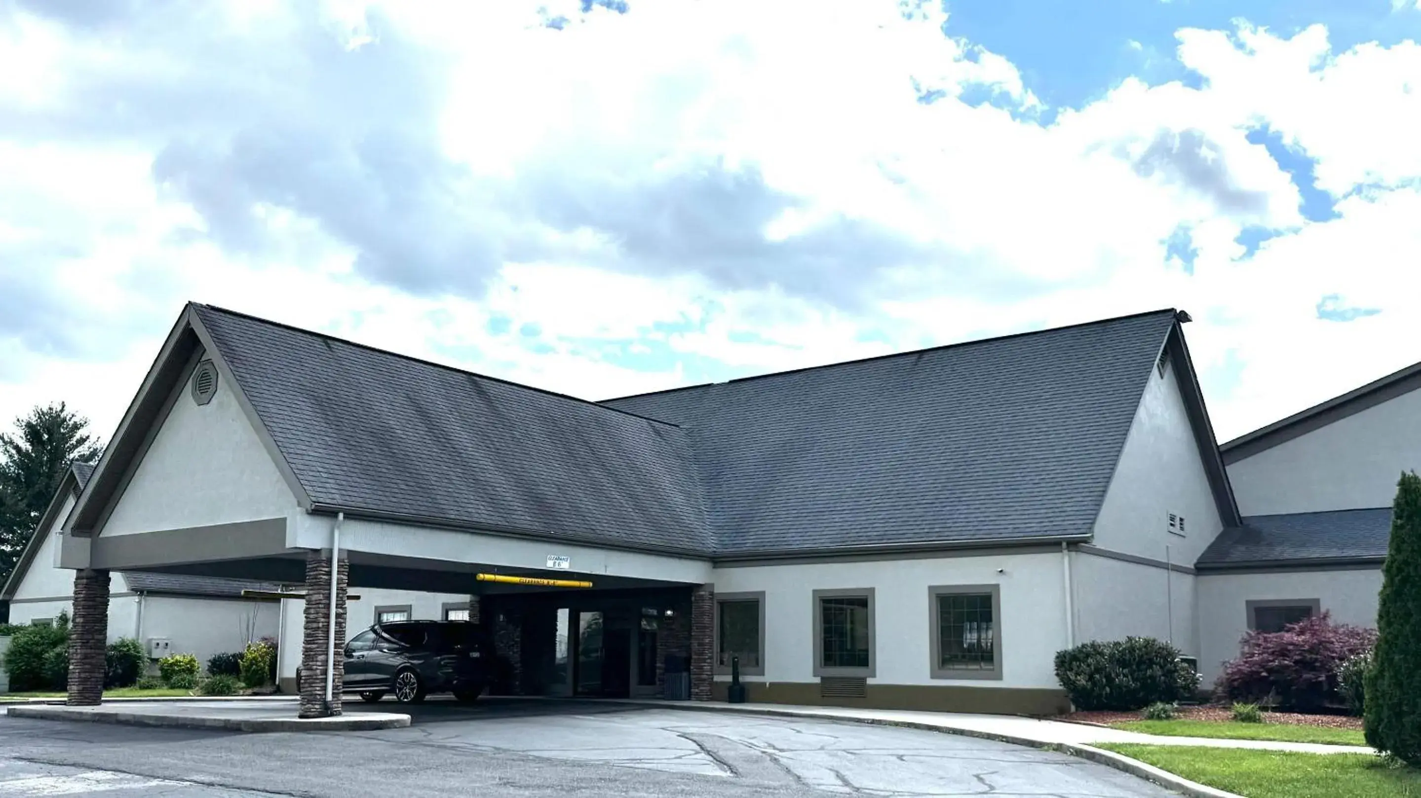 Property building in Deluxe Inn Wytheville Property building in Deluxe Inn Wytheville