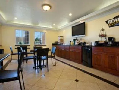 Restaurant/places to eat in Orange Show Inn