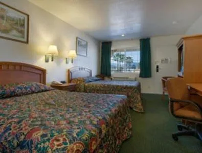 Day, Bed in Orange Show Inn