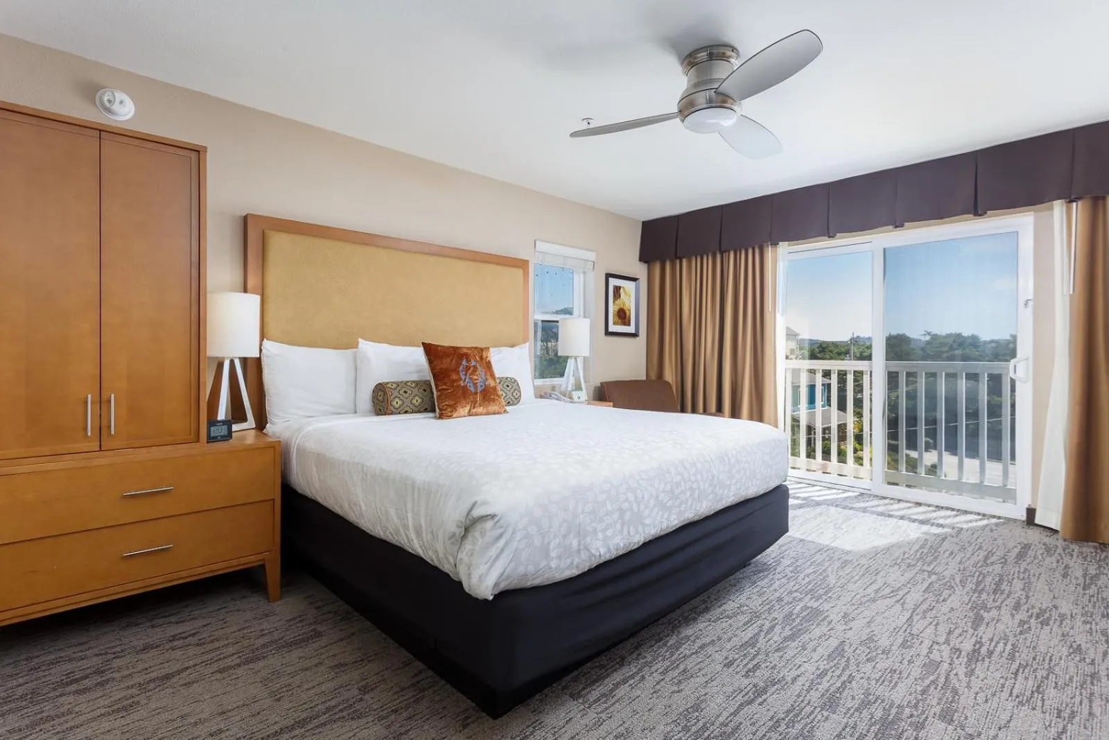 Photo of the whole room, Bed in The Coho Oceanfront Lodge