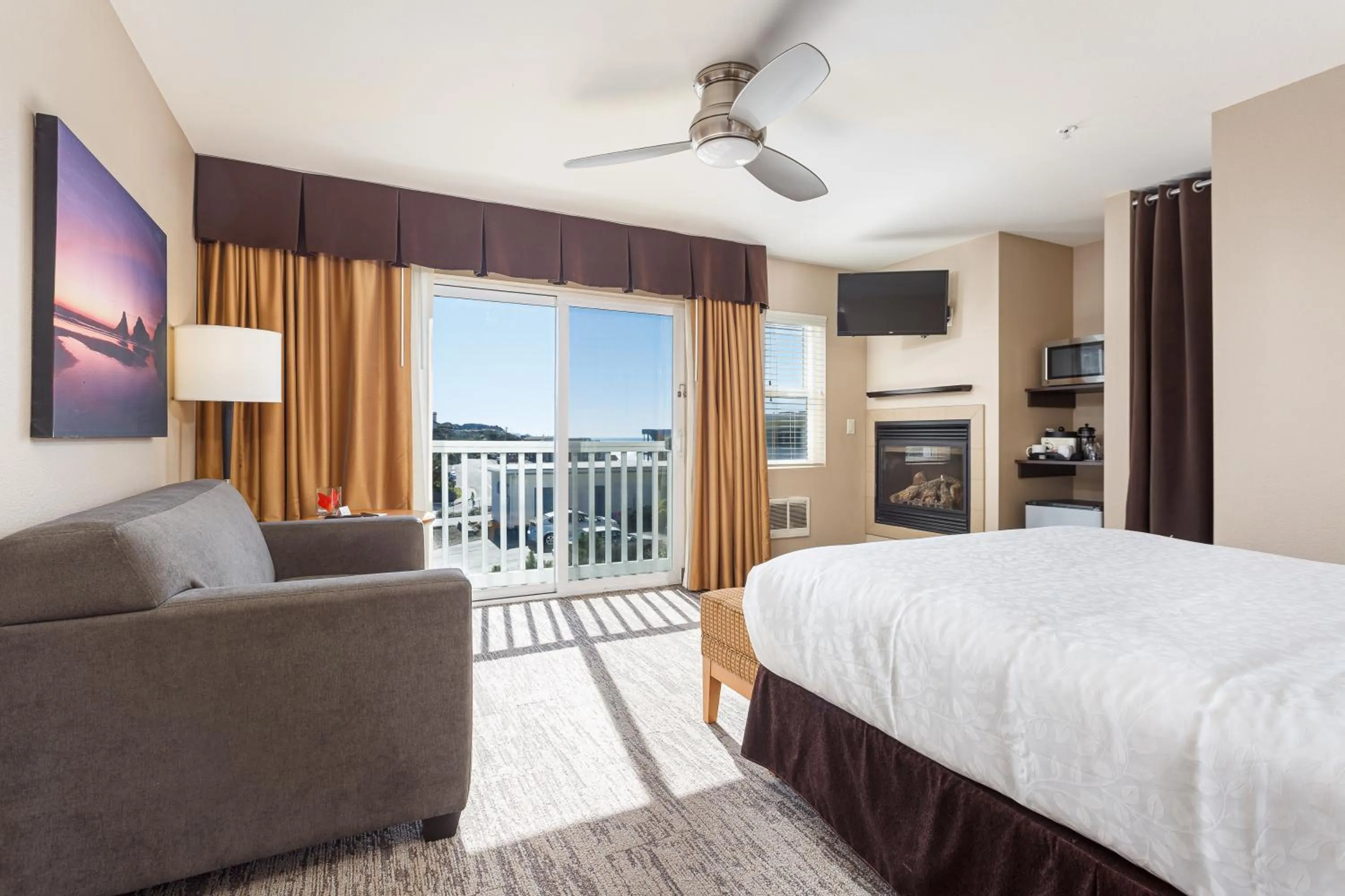 Photo of the whole room, Bed in The Coho Oceanfront Lodge