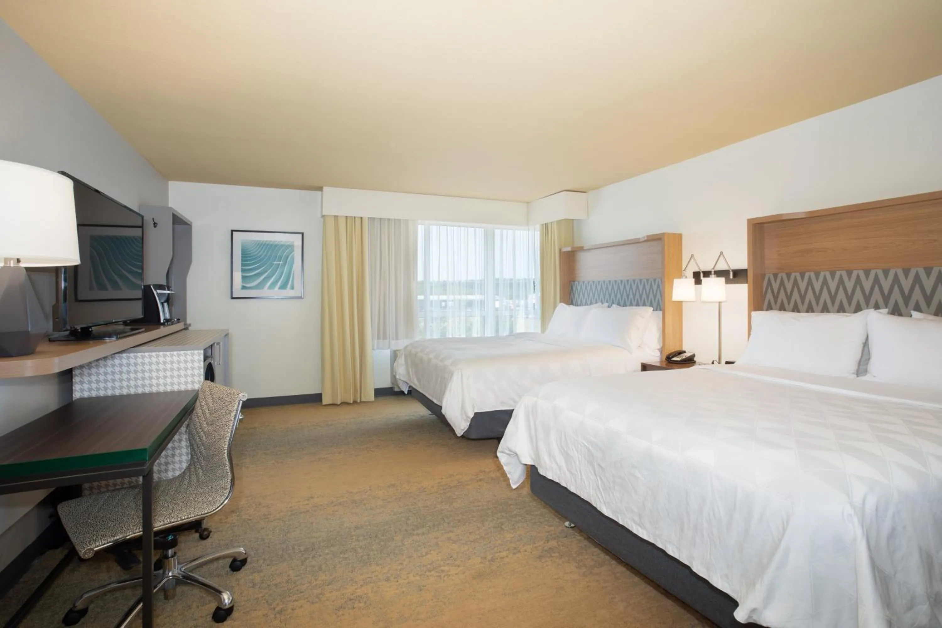 Photo of the whole room, Bed in Holiday Inn Winchester Southeast-Historic Gateway by IHG