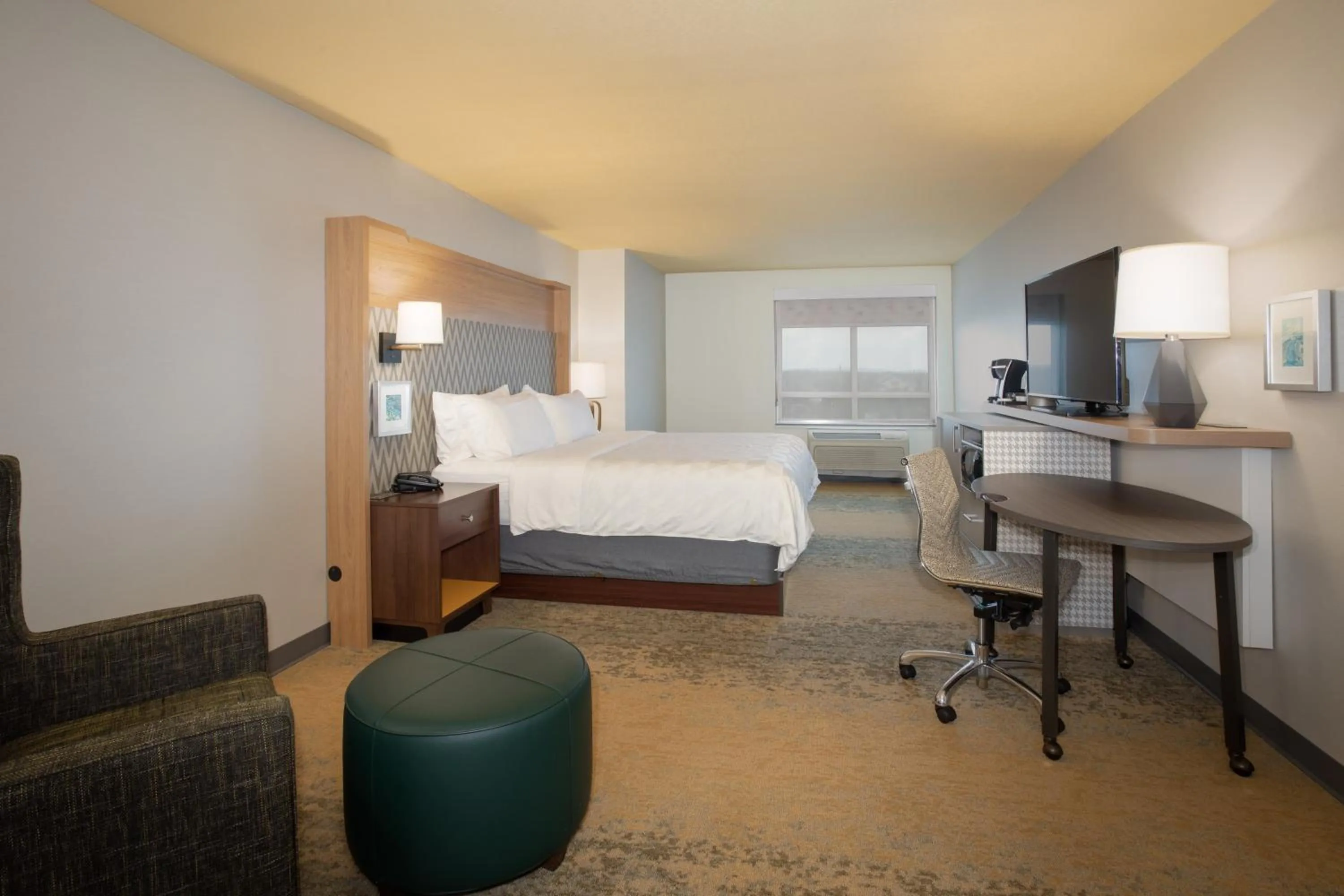 Photo of the whole room, Bed in Holiday Inn Winchester Southeast-Historic Gateway by IHG