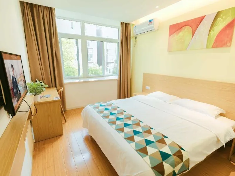 Bed in Shell Shanghai Jiadingbei Subway Station Shuping Road Hotel