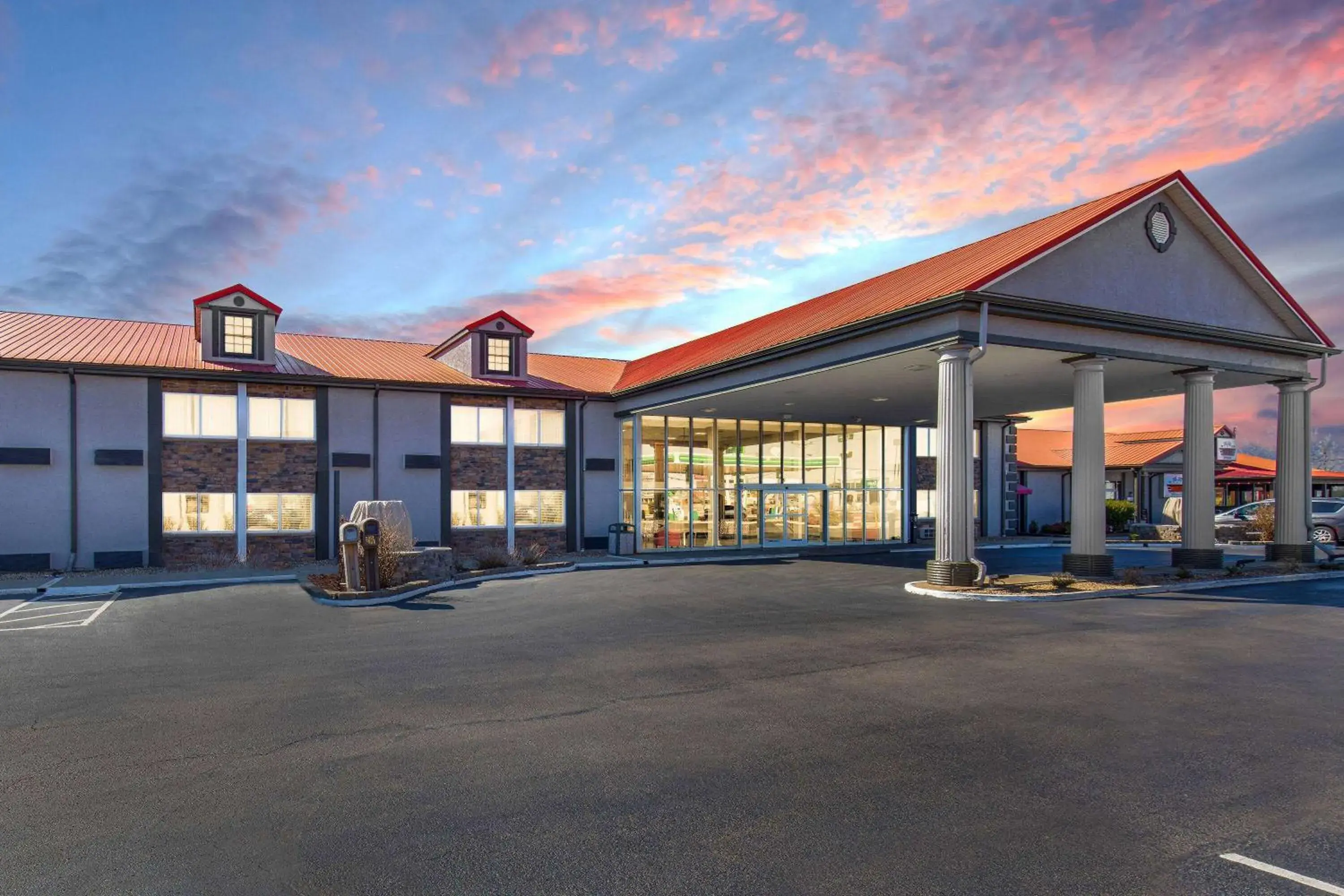 Property building in Ramada by Wyndham Bowling Green Property building in Ramada by Wyndham Bowling Green