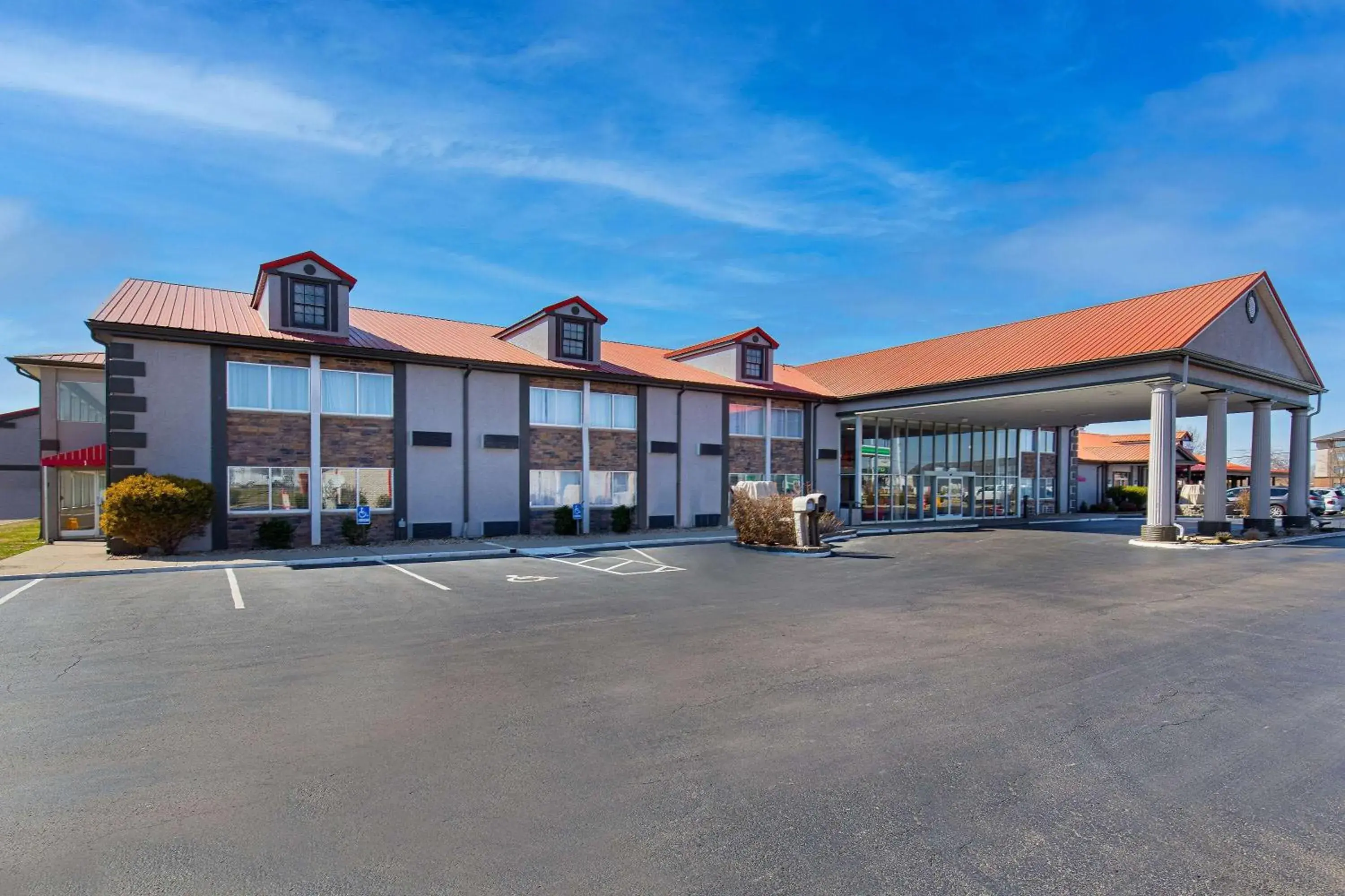 Property building in Ramada by Wyndham Bowling Green Property building in Ramada by Wyndham Bowling Green