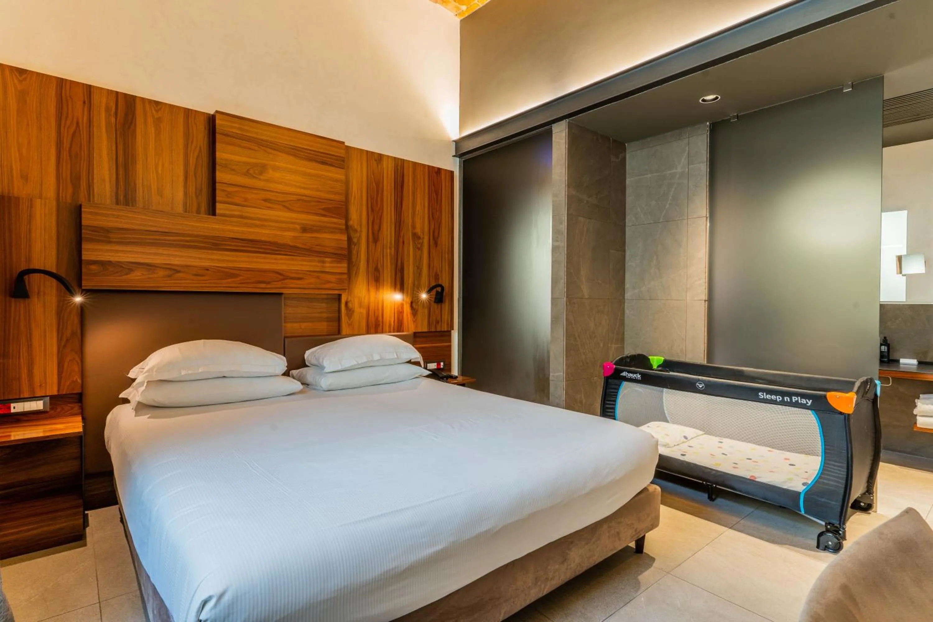 cot, Bed in Gasometer Urban Suites