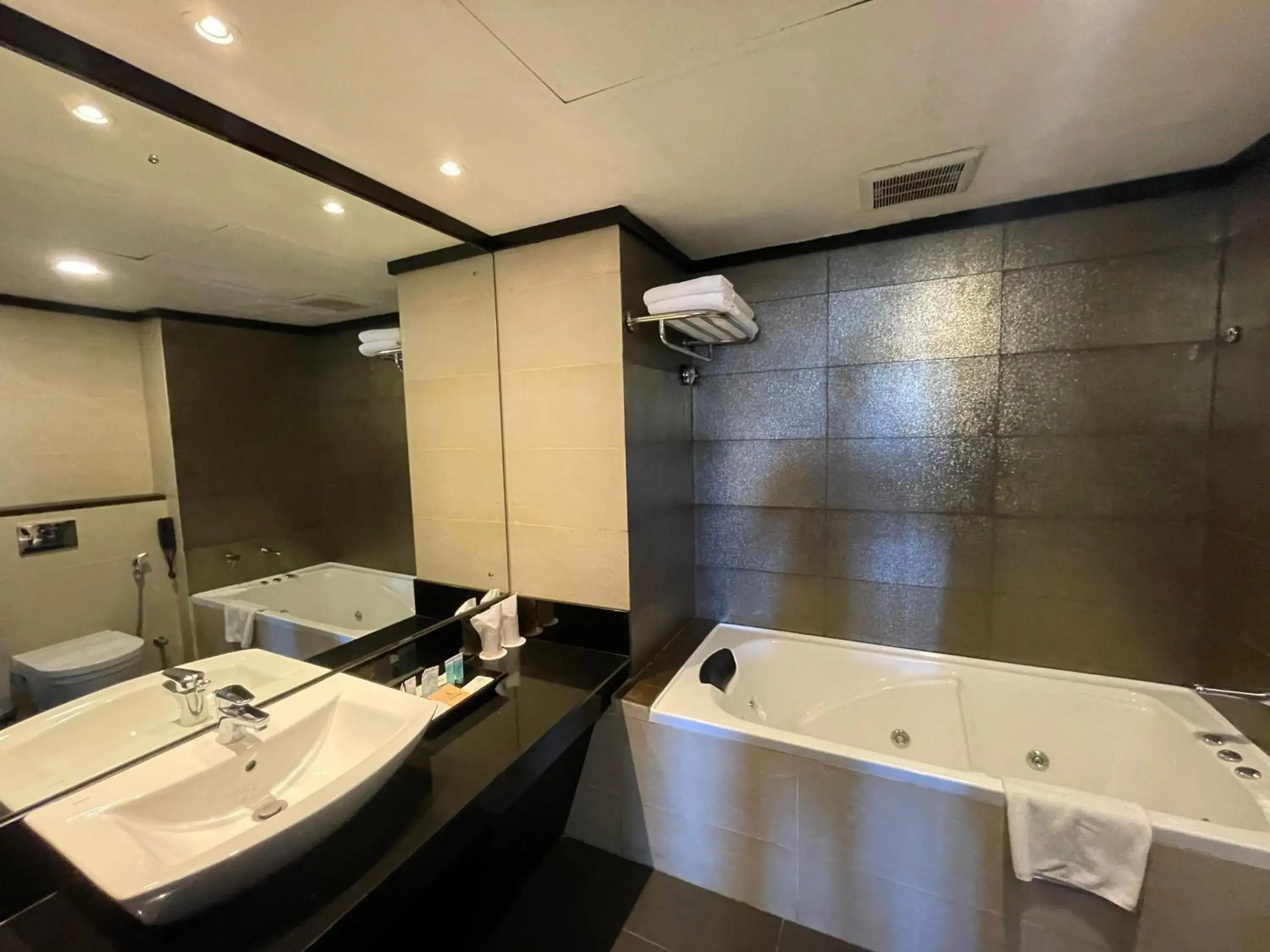 Executive Suite in Tangerine Beach Hotel Executive Suite in Tangerine Beach Hotel