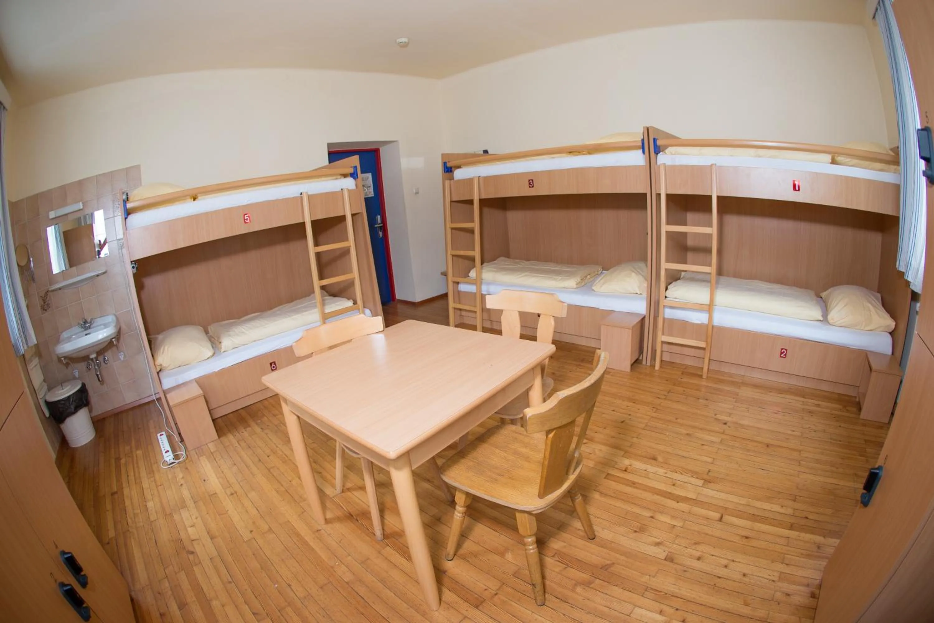 Photo of the whole room, Bed in YoHo - International Youth Hostel