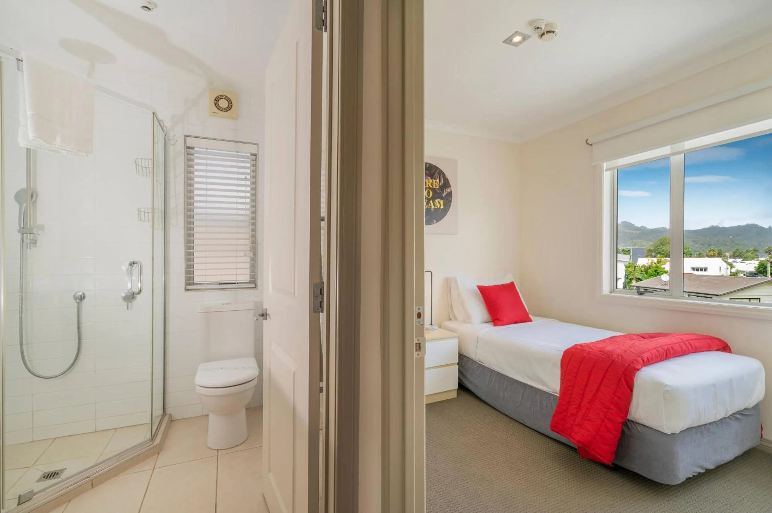 Toilet, Bed in Crow's Nest Apartments