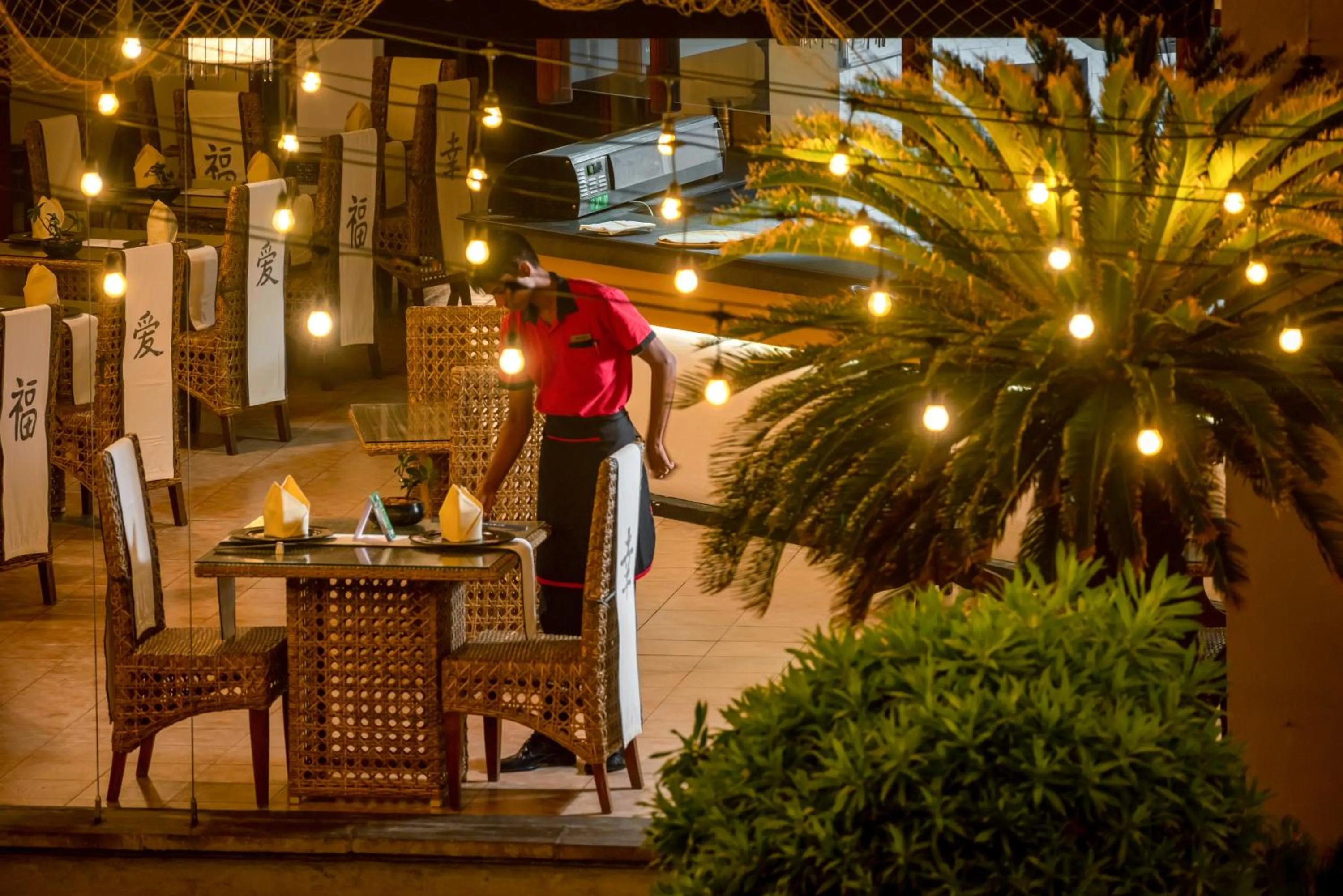 Restaurant/places to eat in Royal Palms Beach Hotel