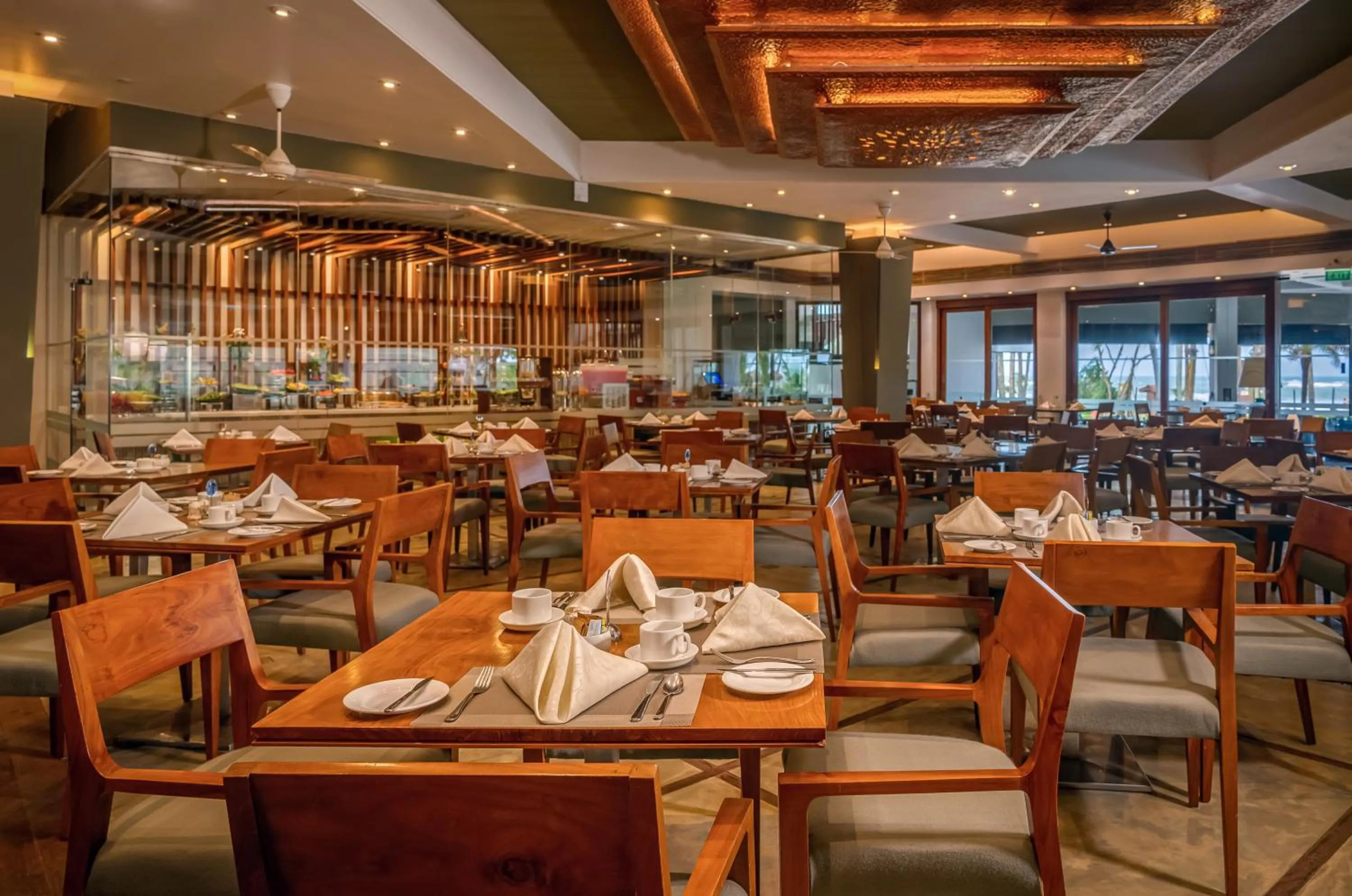 Restaurant/places to eat in Royal Palms Beach Hotel