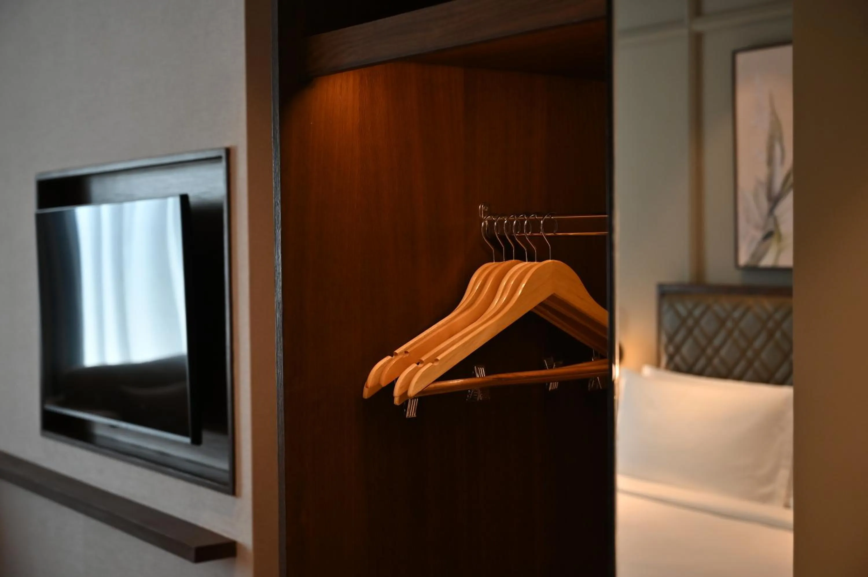 wardrobe, Bed in Holiday Inn New Delhi Mayur Vihar Noida by IHG
