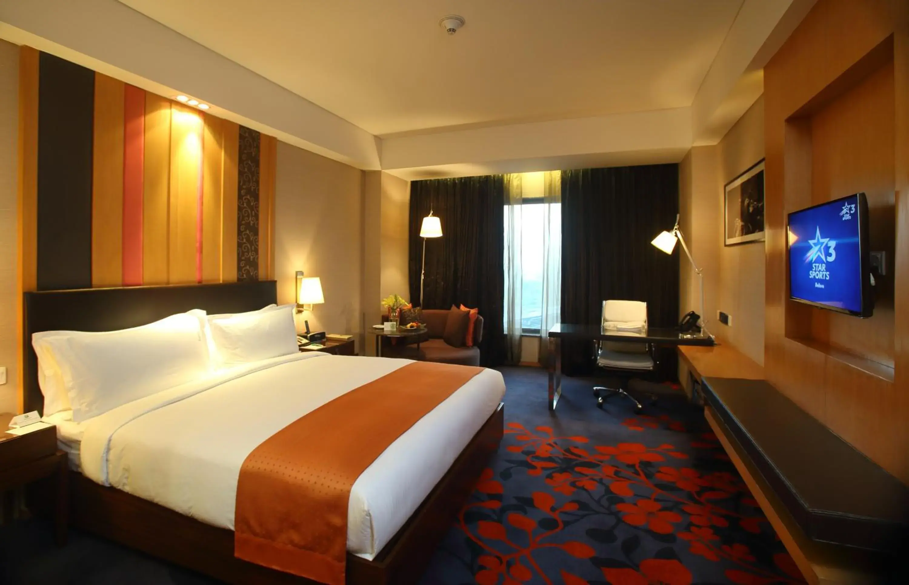 Standard King Room - High Floor in Holiday Inn New Delhi Mayur Vihar Noida by IHG Standard King Room - High Floor in Holiday Inn New Delhi Mayur Vihar Noida by IHG