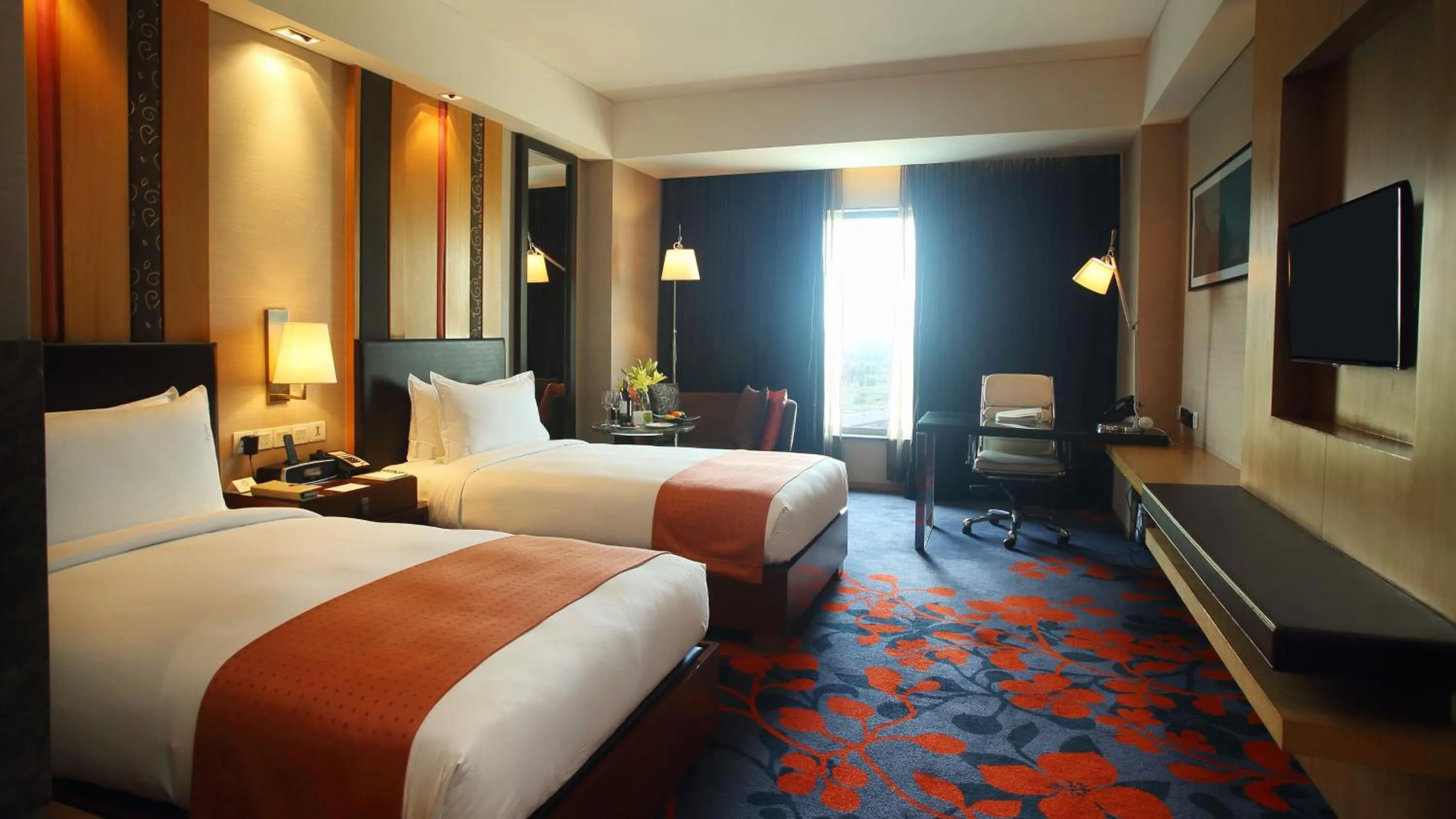 Photo of the whole room, Bed in Holiday Inn New Delhi Mayur Vihar Noida by IHG