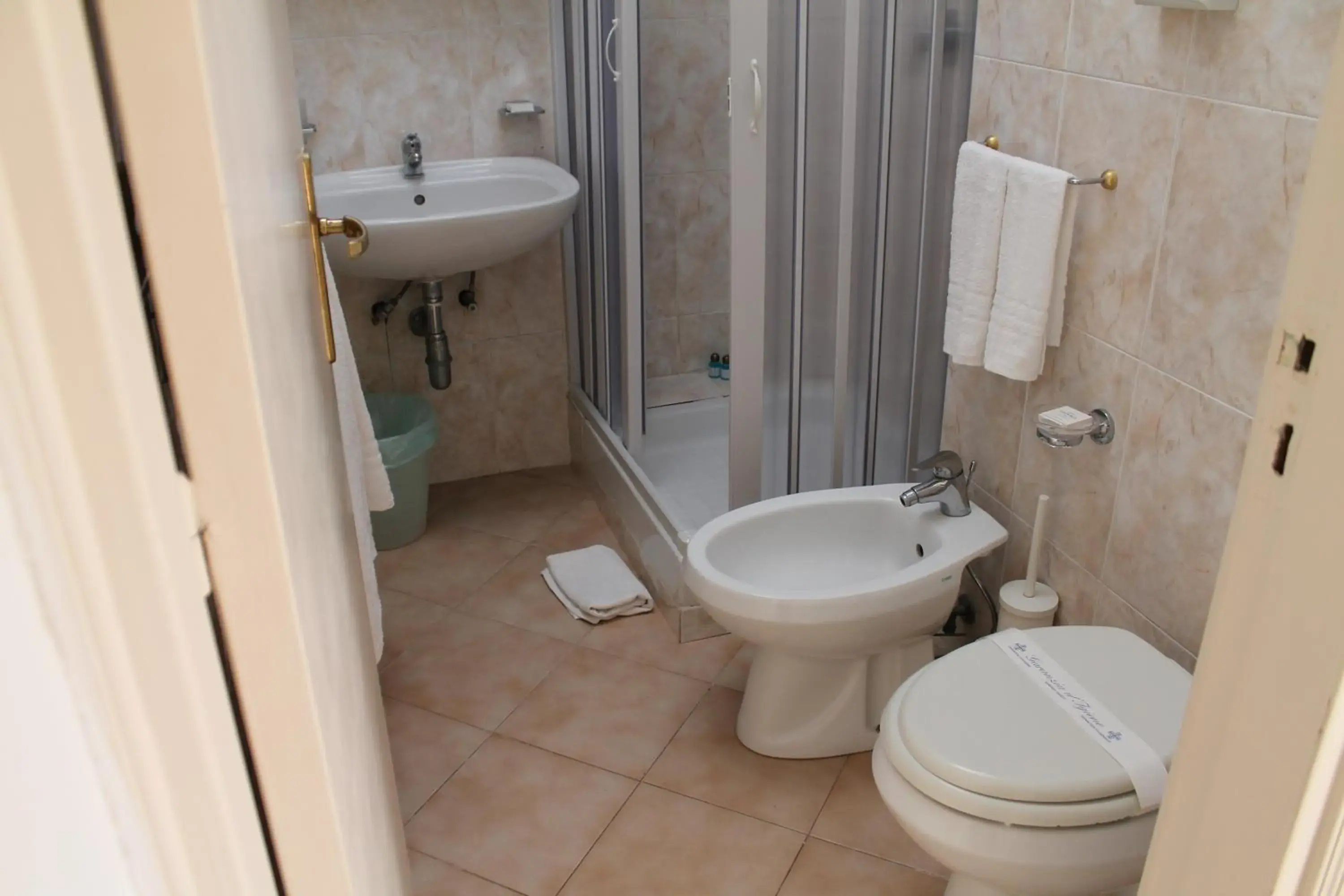 Bathroom in Hotel Esperia Bathroom in Hotel Esperia