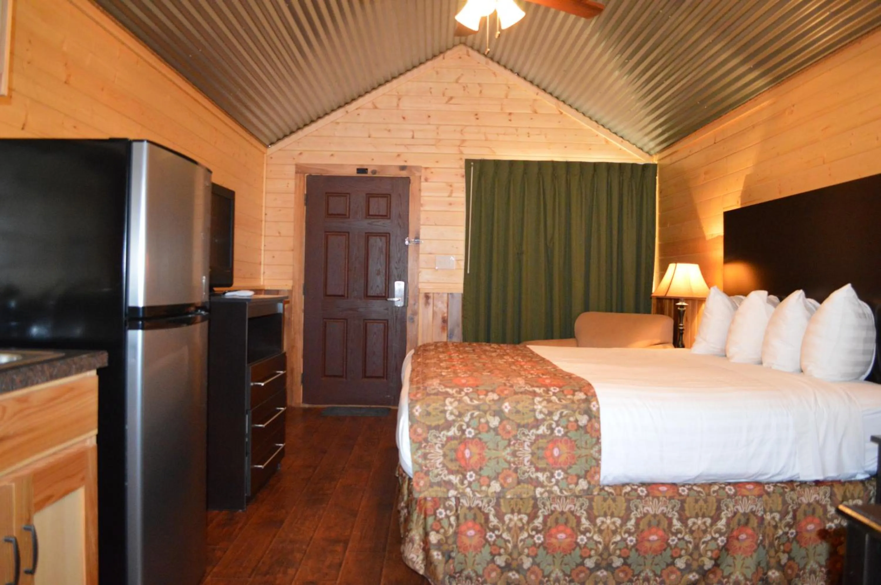 Photo of the whole room, Bed in Lone Star Lodge