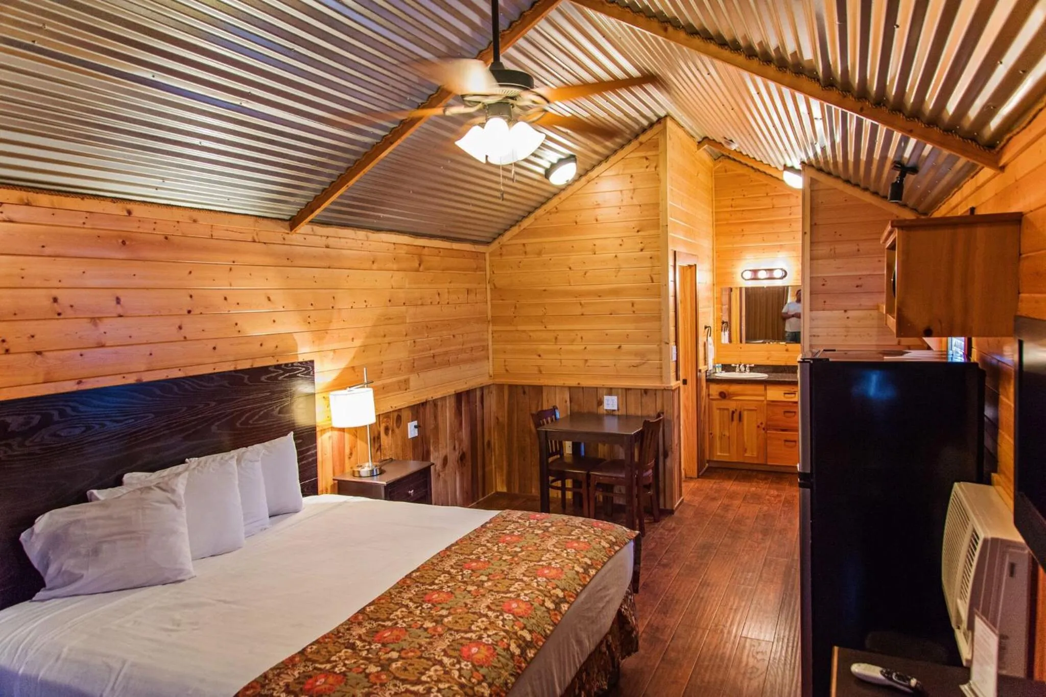 Photo of the whole room, Bed in Lone Star Lodge