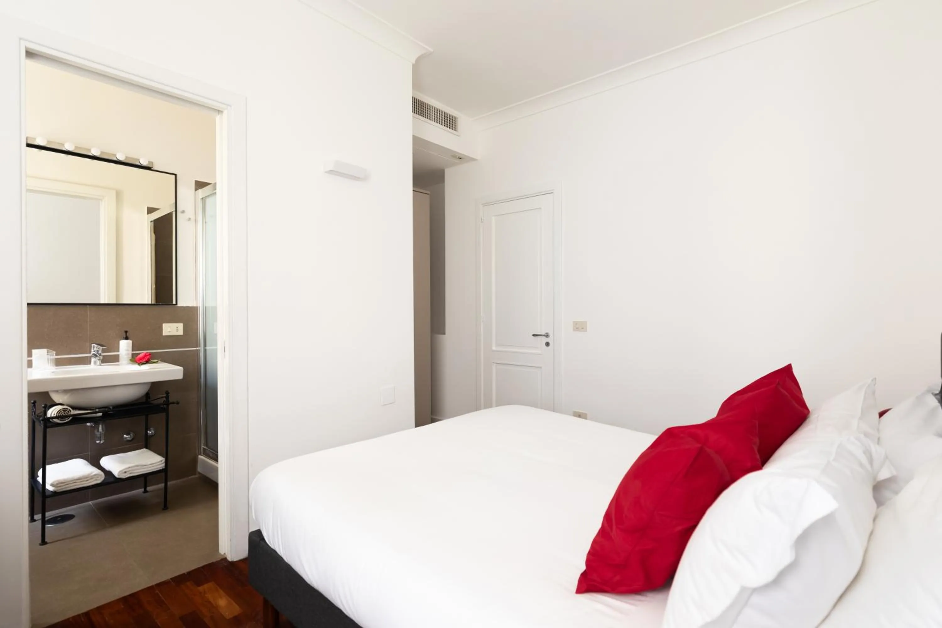 Photo of the whole room, Bed in YourHome - Villa Sorrento