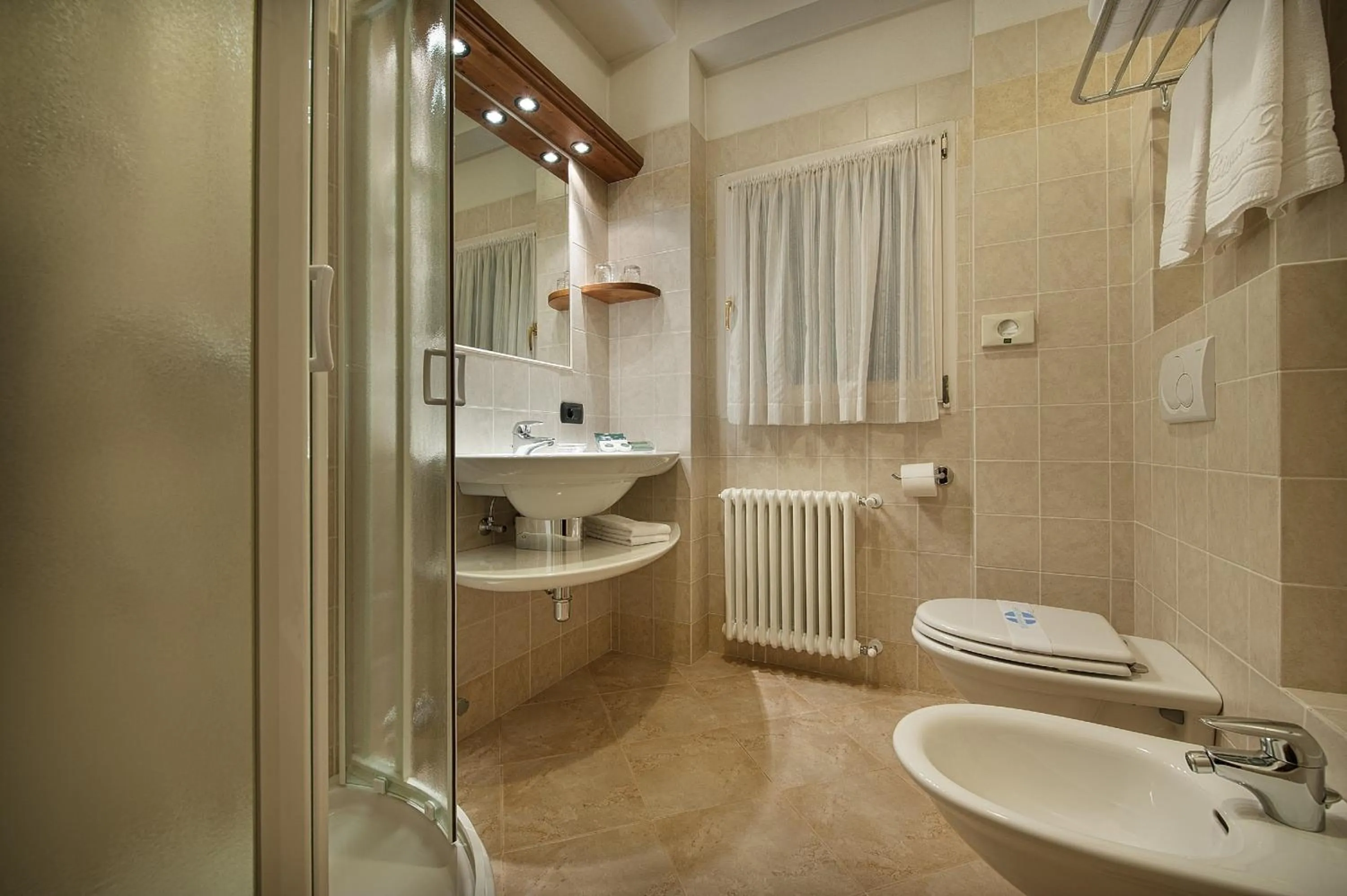 Bathroom in Hotel Larice Bianco