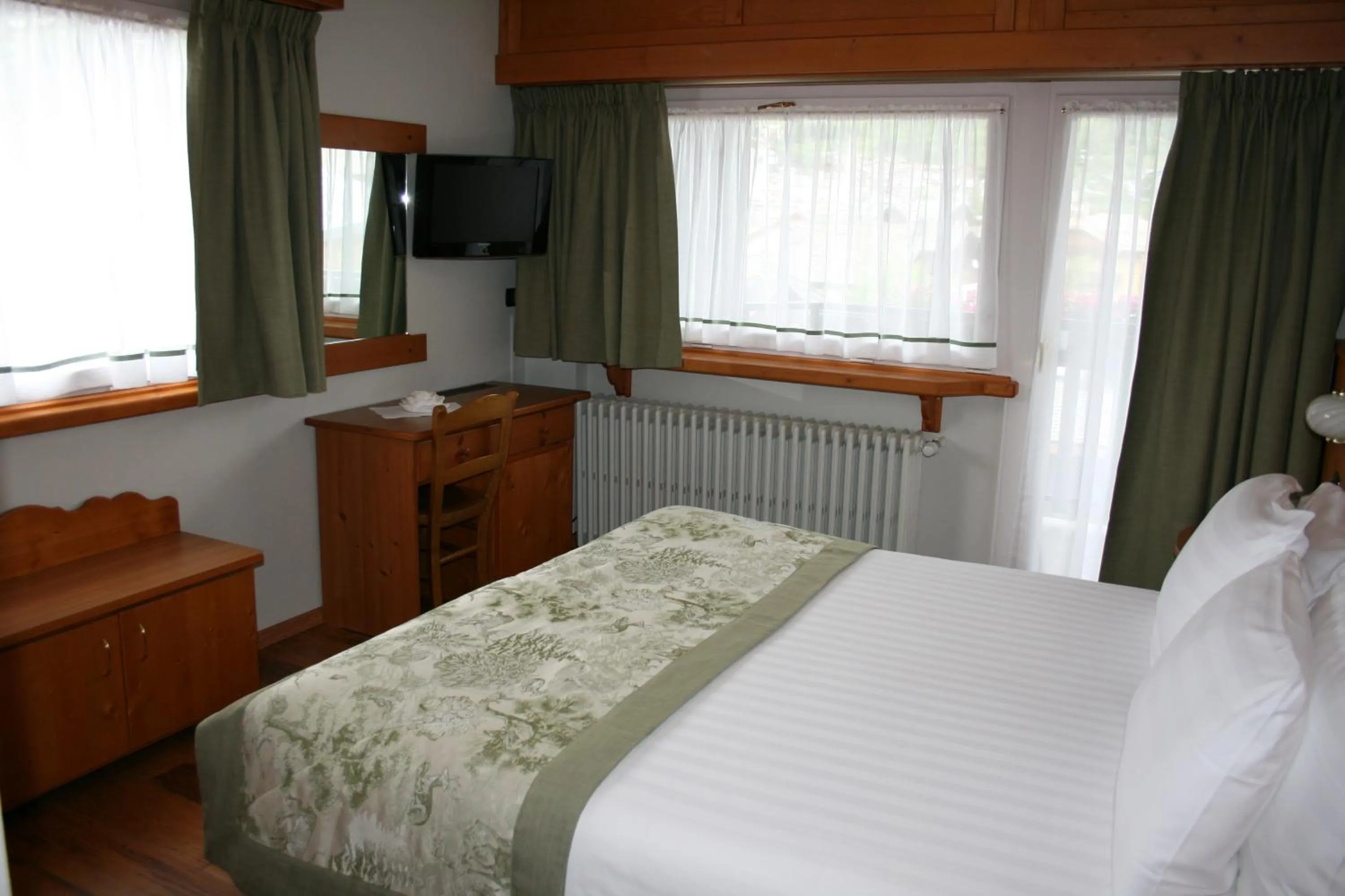 Photo of the whole room, Bed in Hotel Larice Bianco