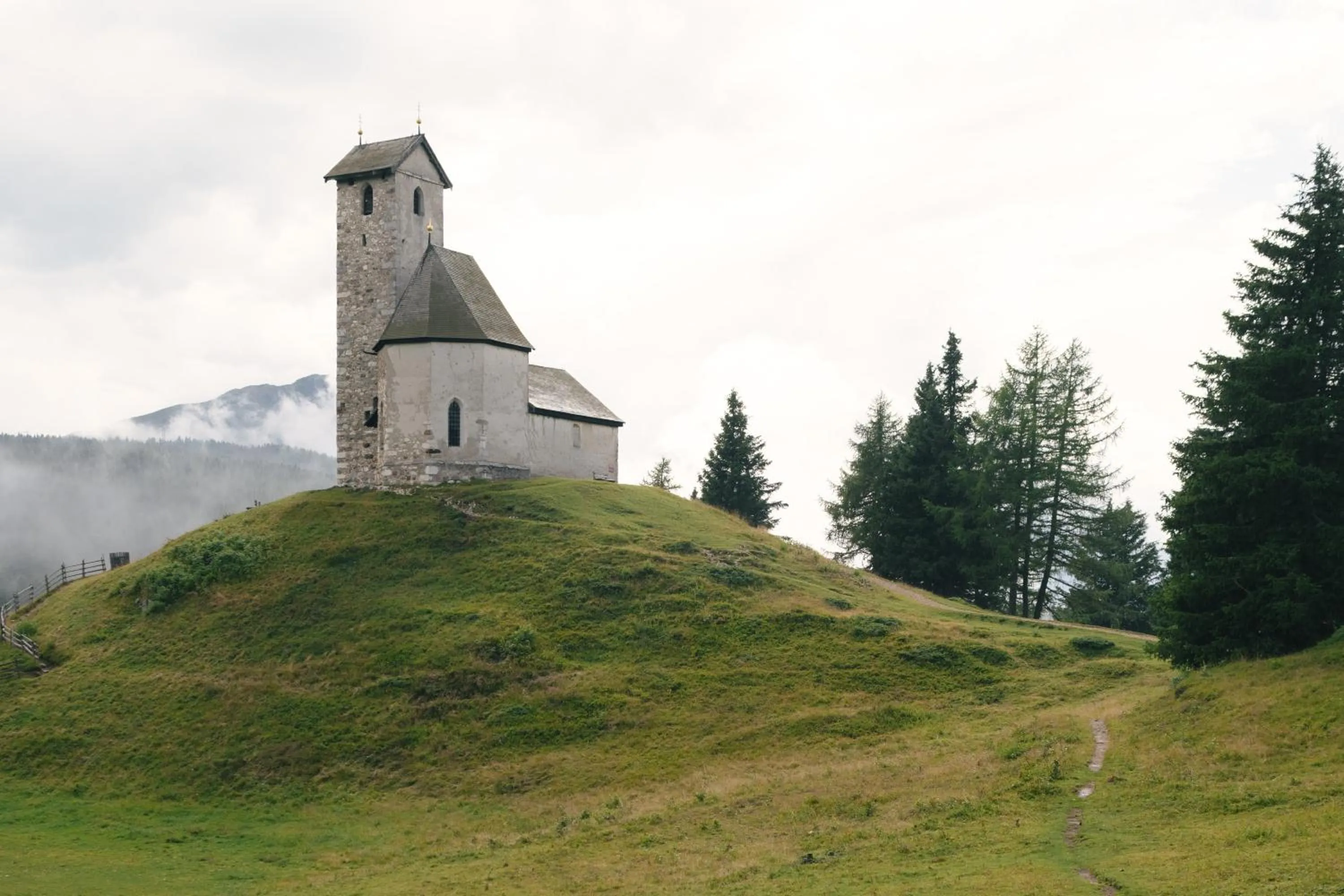 Hiking in Vigilius Mountain Resort