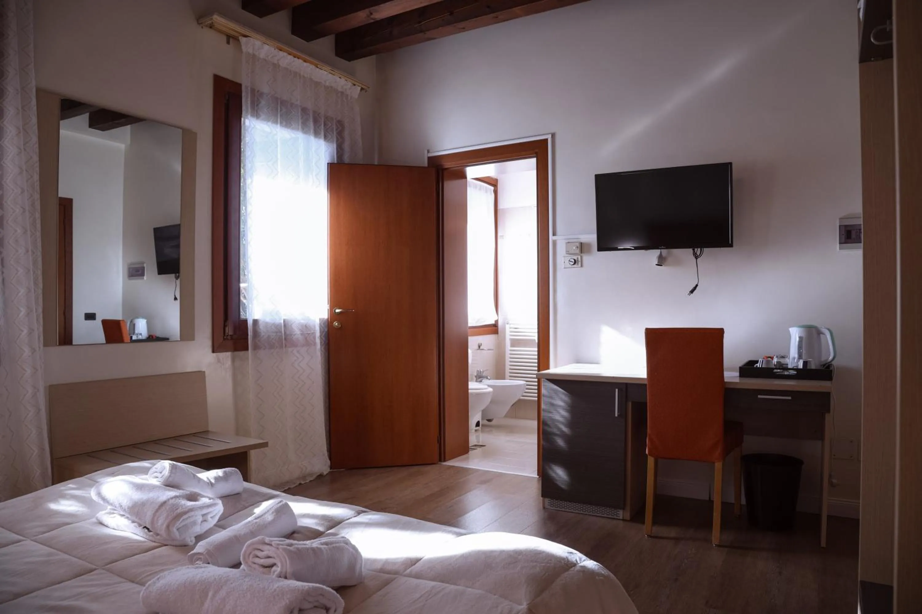 TV and multimedia, Bed in Hotel Villa Sara