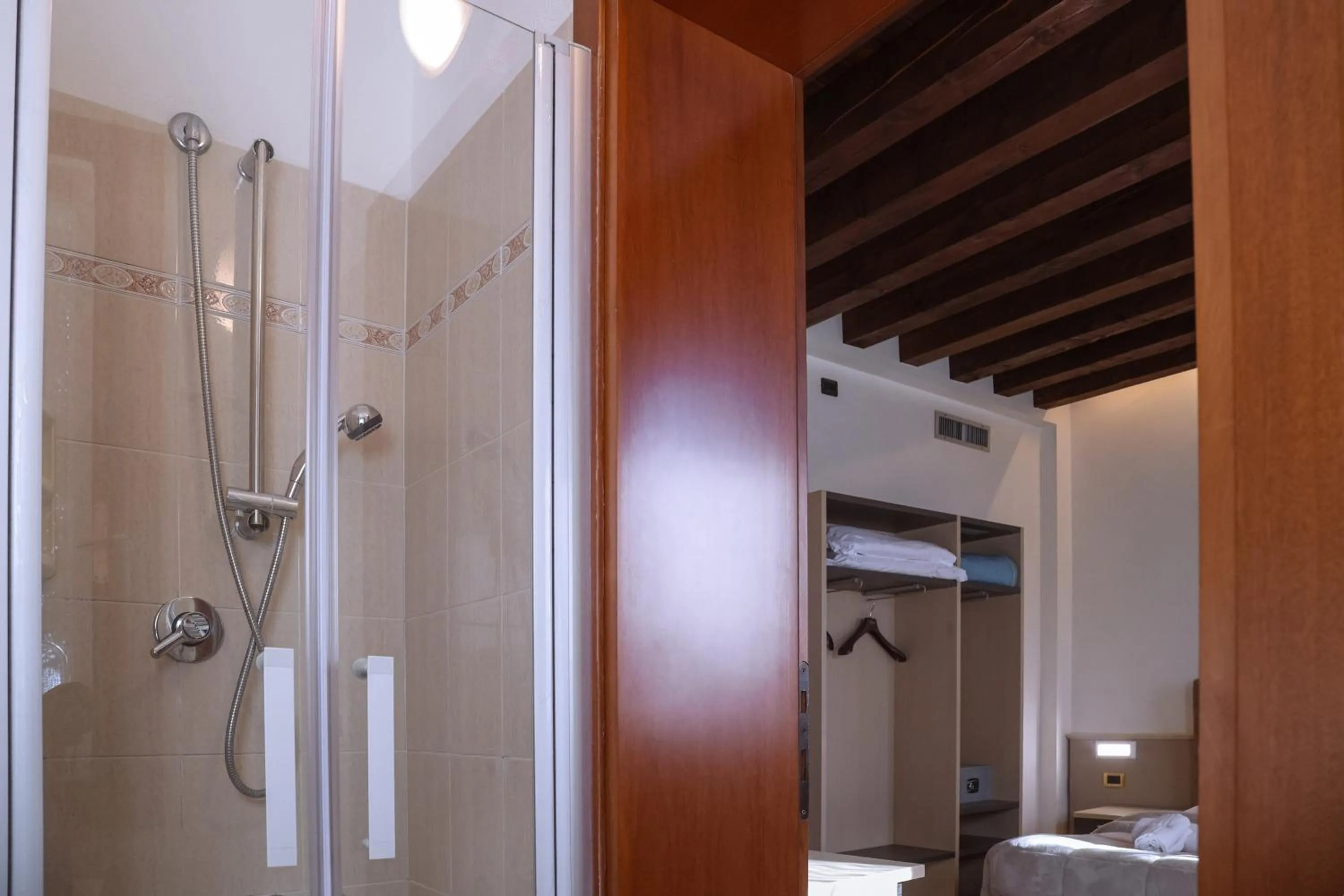 Shower, Bed in Hotel Villa Sara