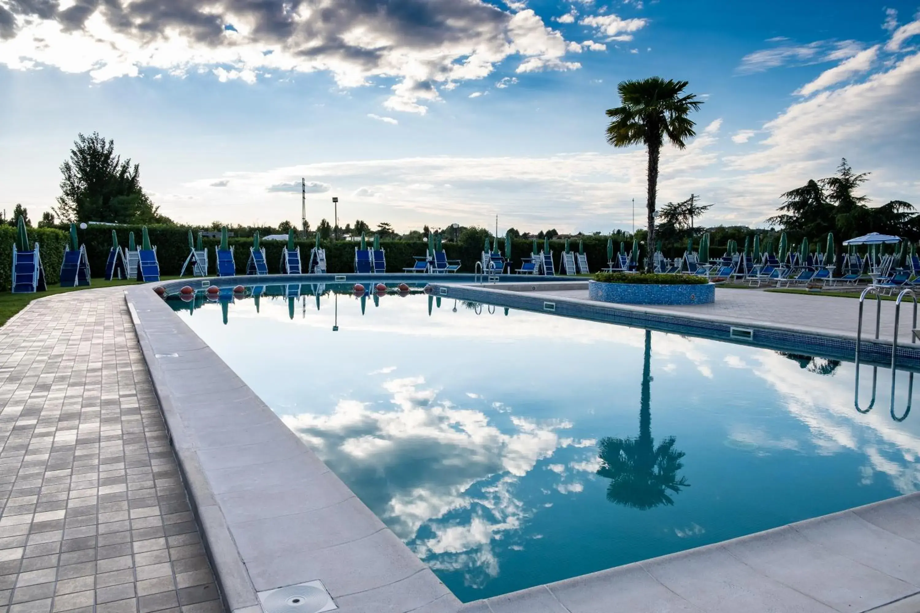 Swimming Pool in Hotel Villa Sara