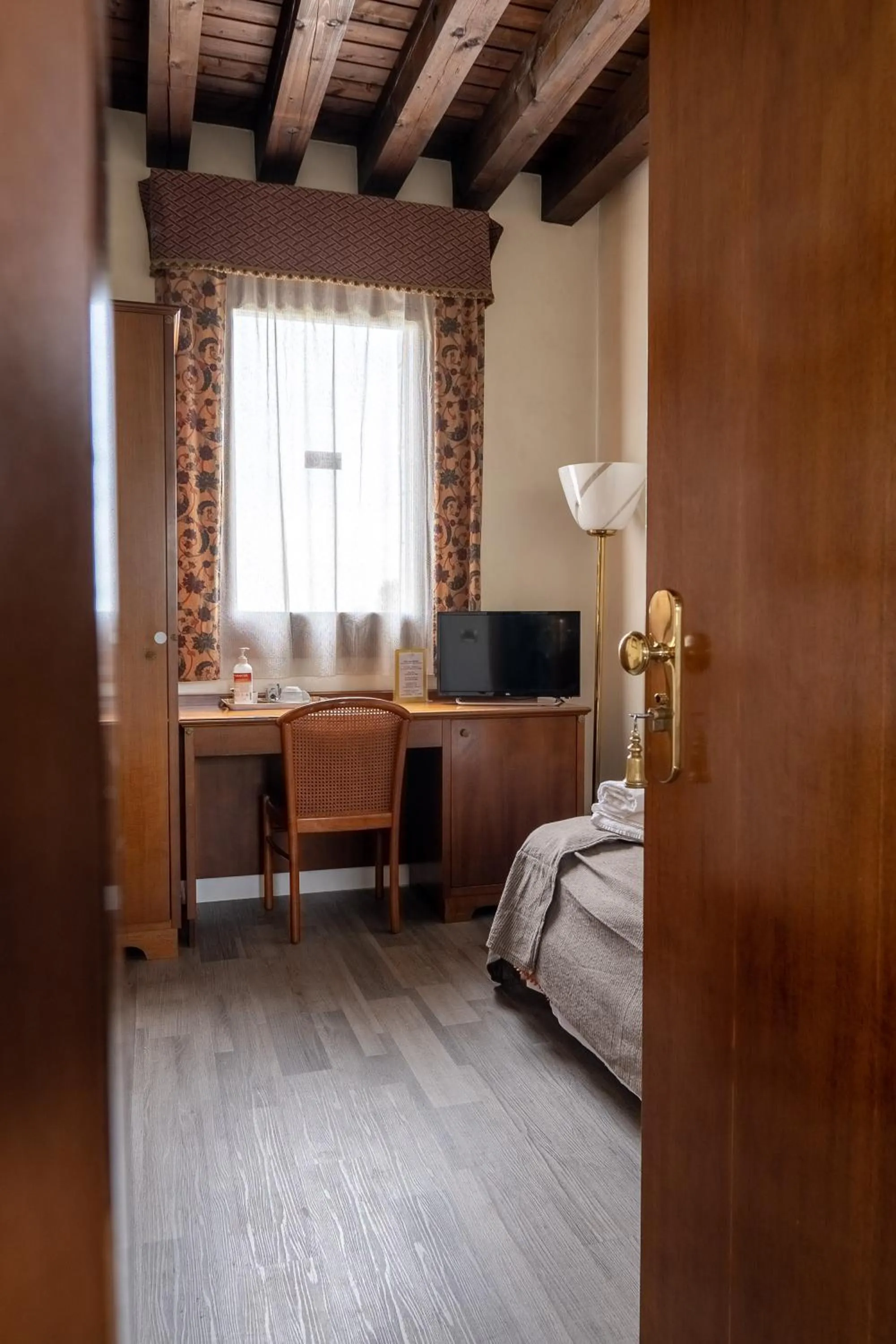 TV and multimedia, Bed in Hotel Villa Sara