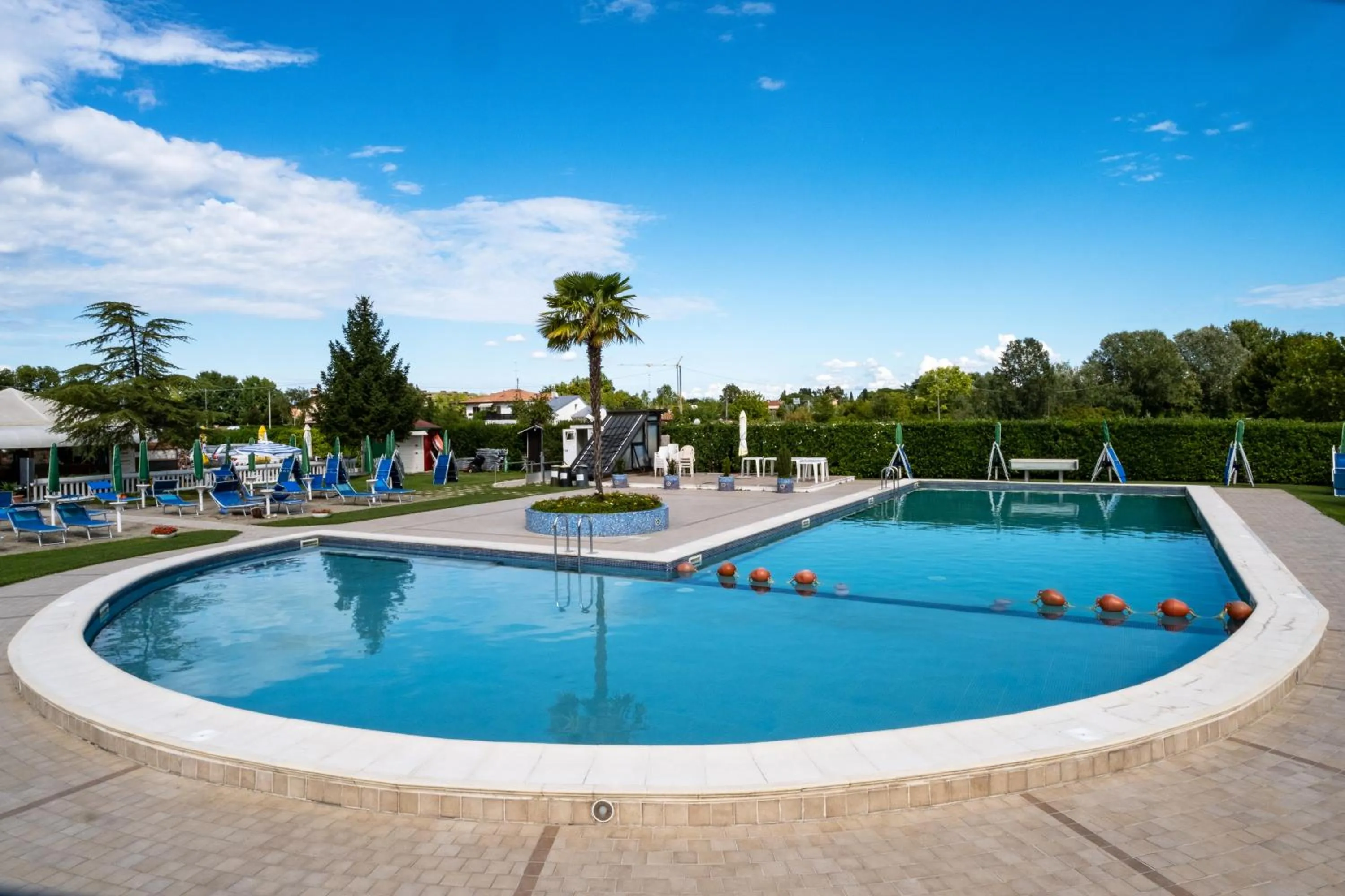 Swimming pool in Hotel Villa Sara