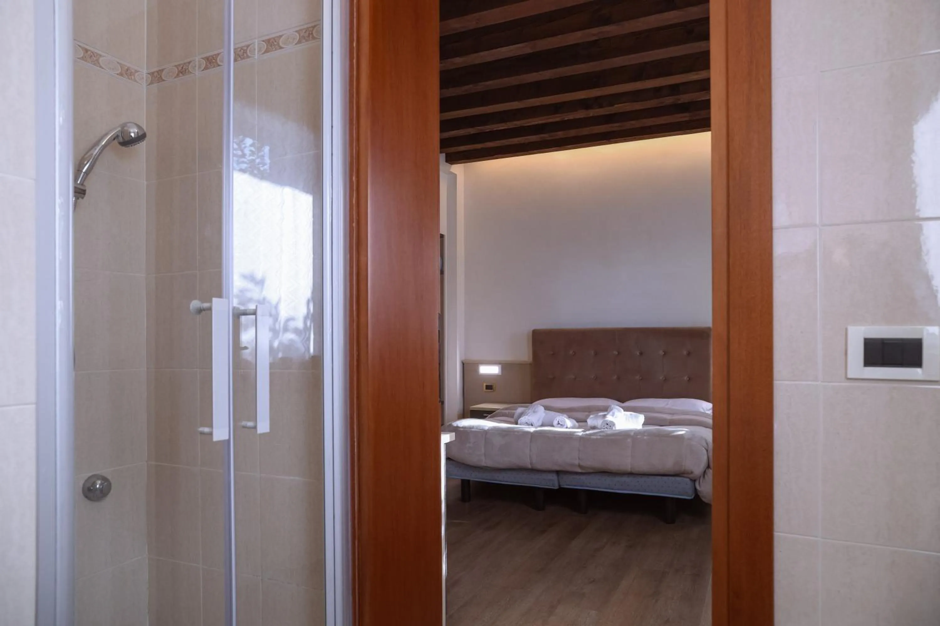 Bathroom, Bed in Hotel Villa Sara