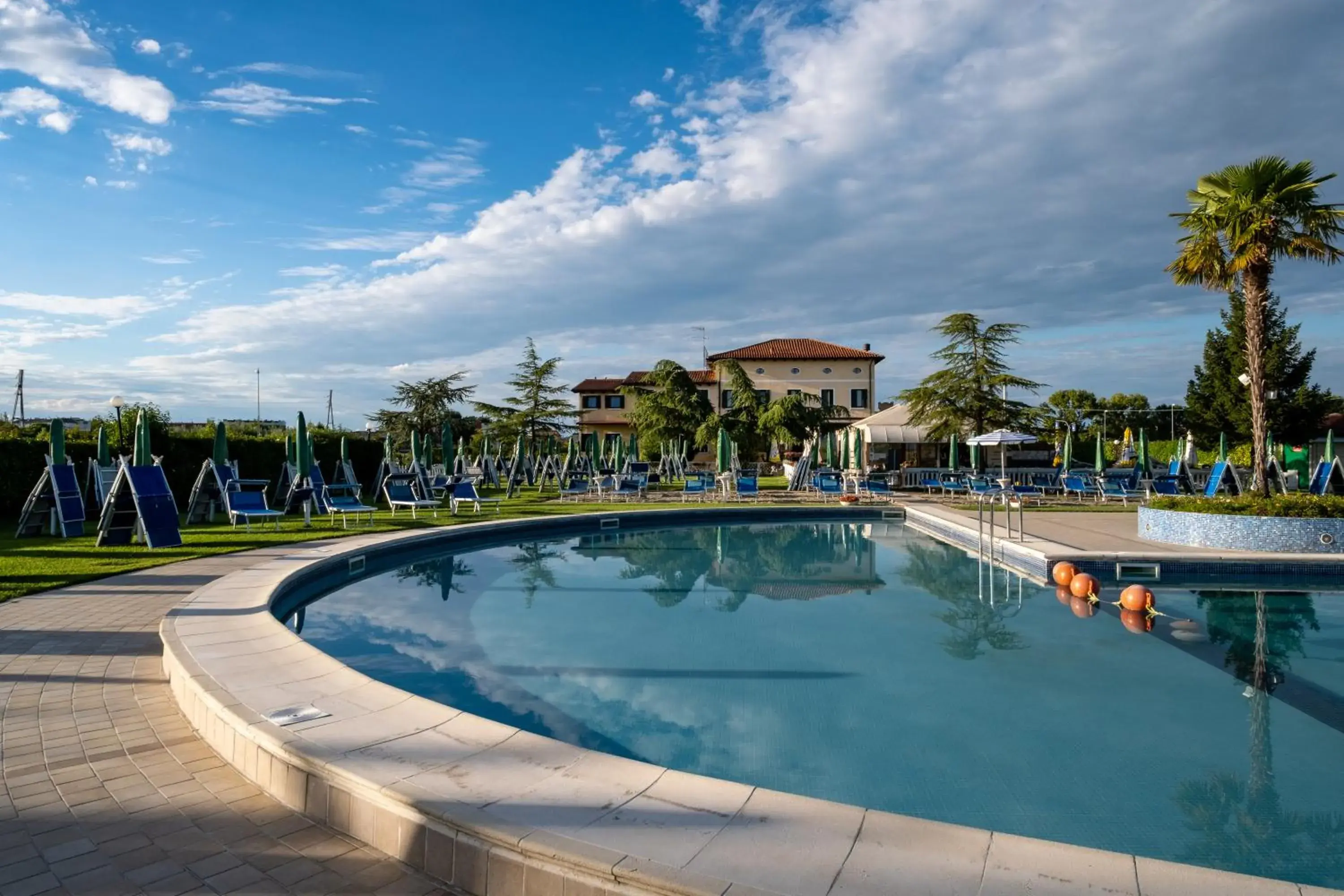 On site, Swimming Pool in Hotel Villa Sara