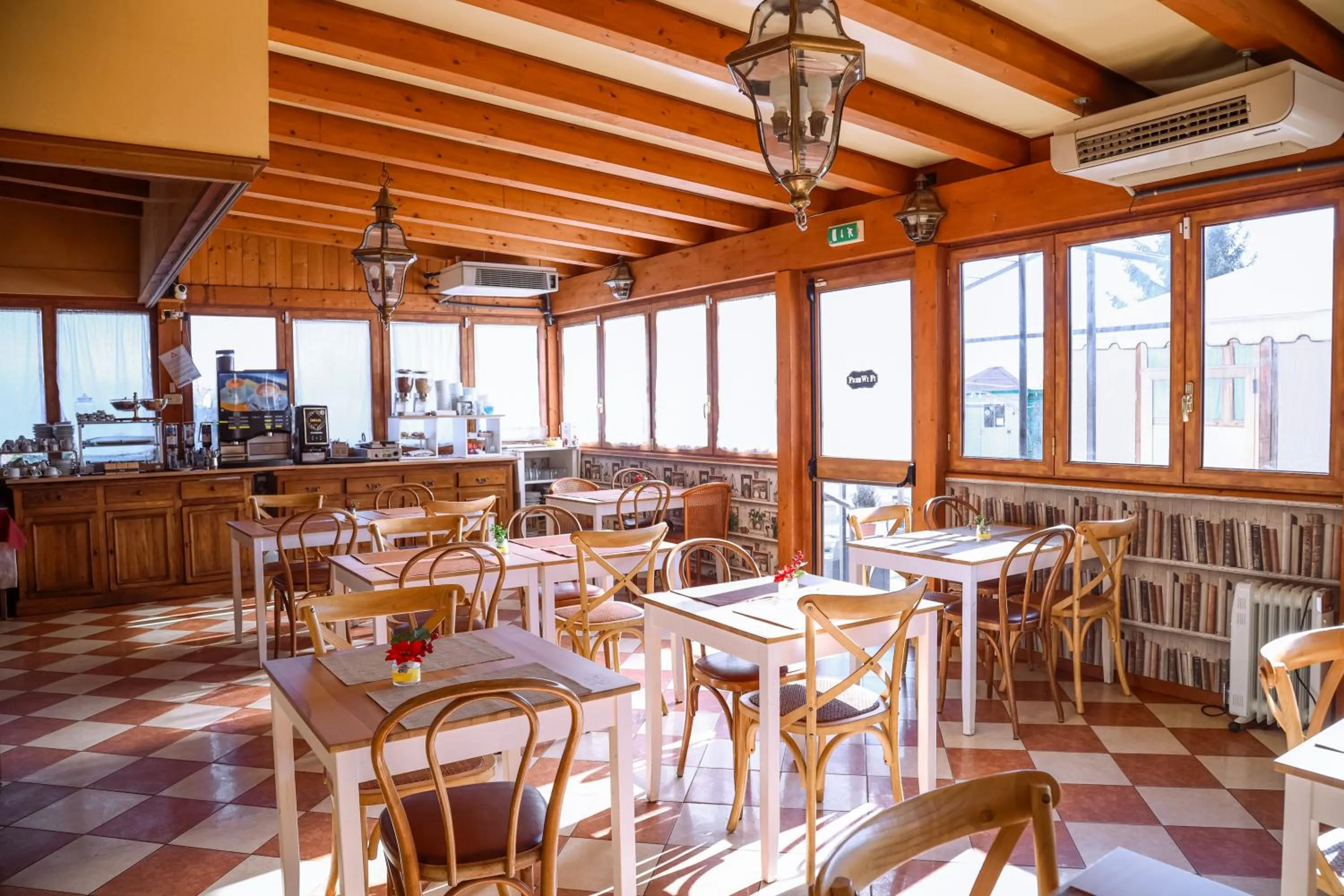 Restaurant/places to eat in Hotel Villa Sara