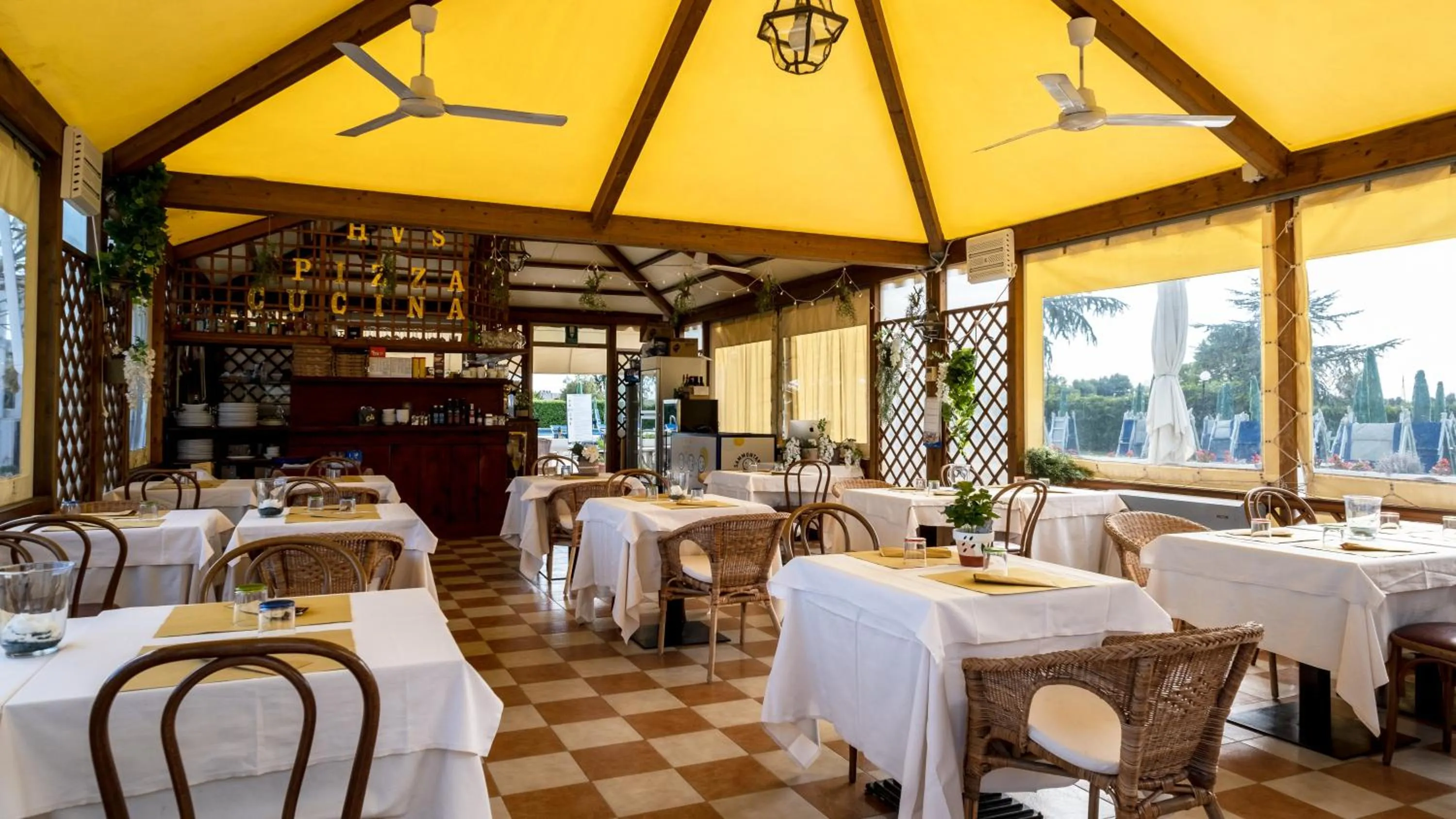 Restaurant/places to eat in Hotel Villa Sara