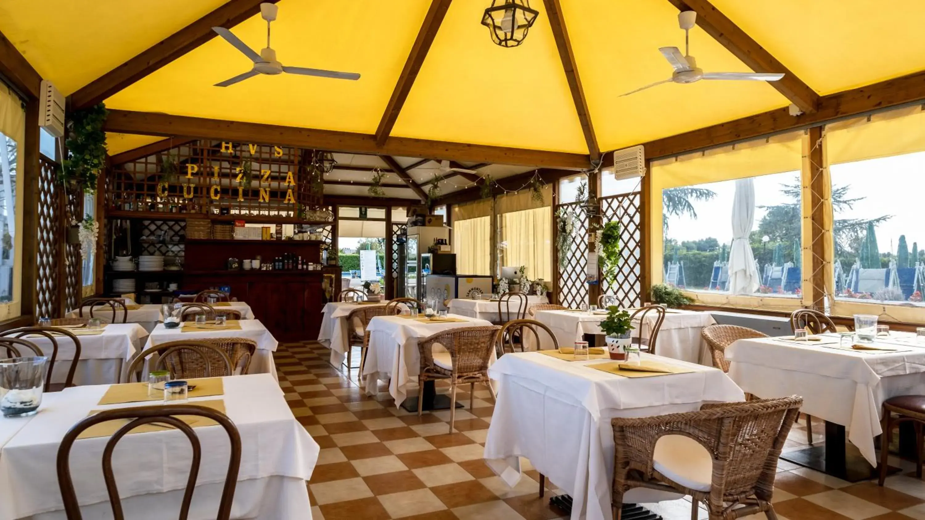 Restaurant/Places to Eat in Hotel Villa Sara