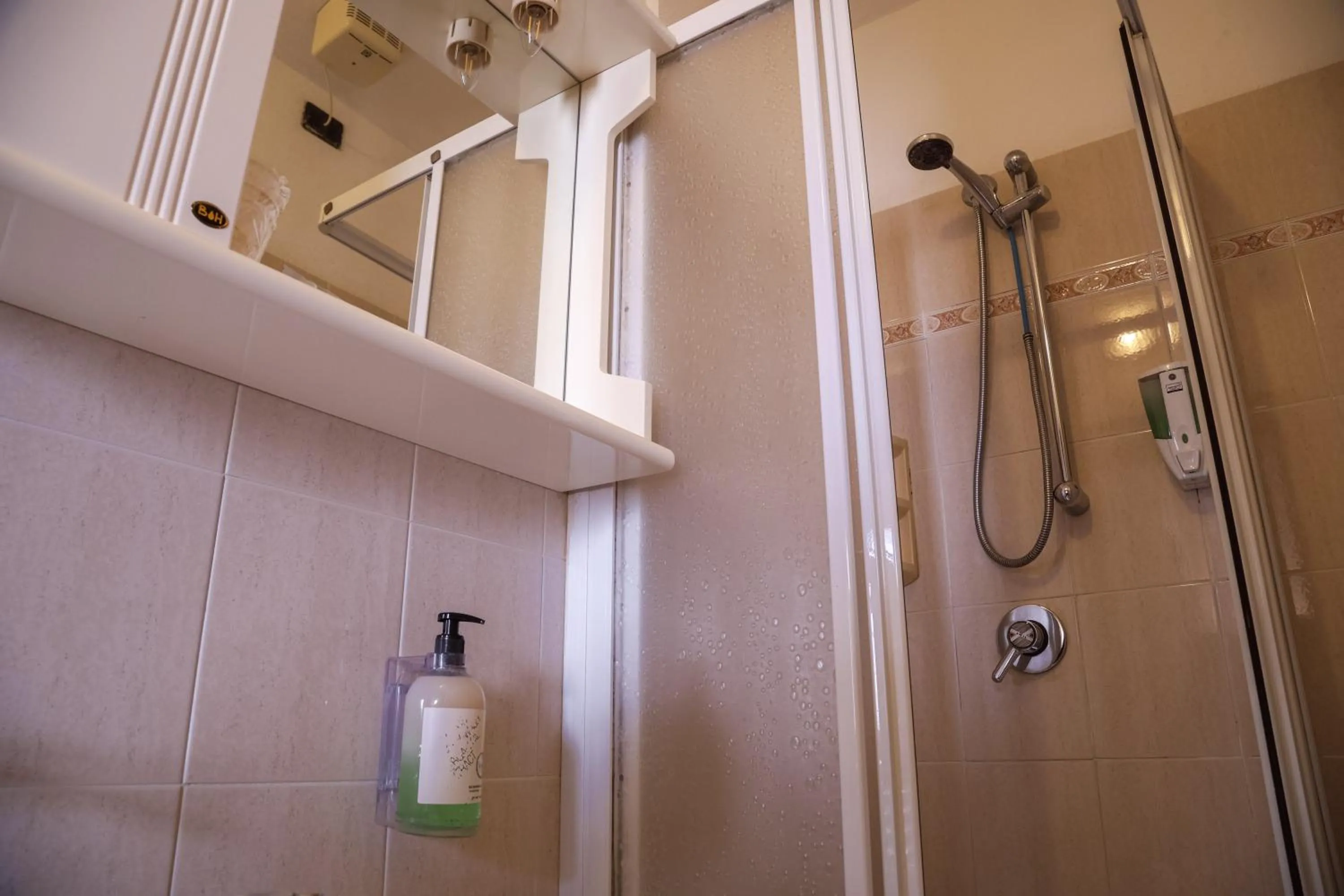 Shower in Hotel Villa Sara