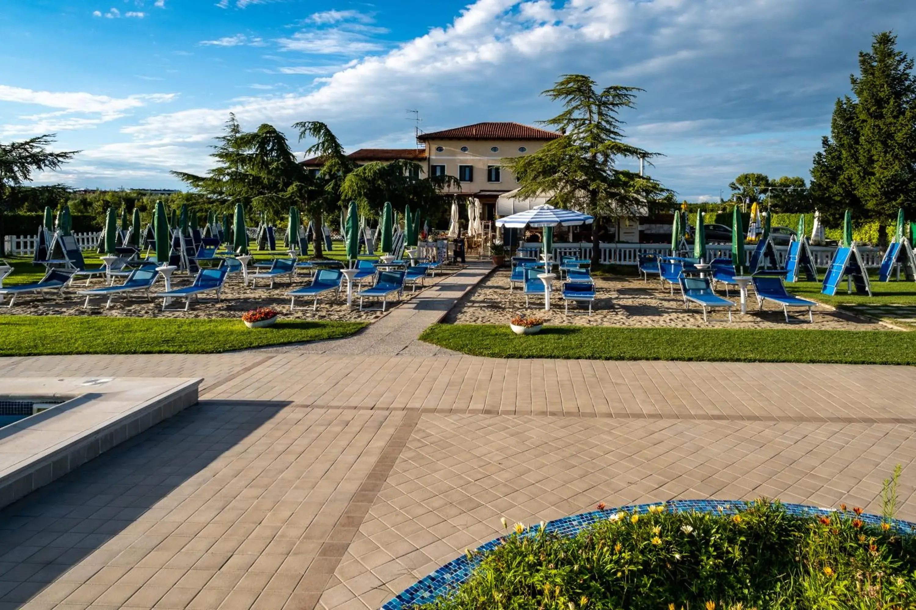 Restaurant/places to eat, Property Building in Hotel Villa Sara