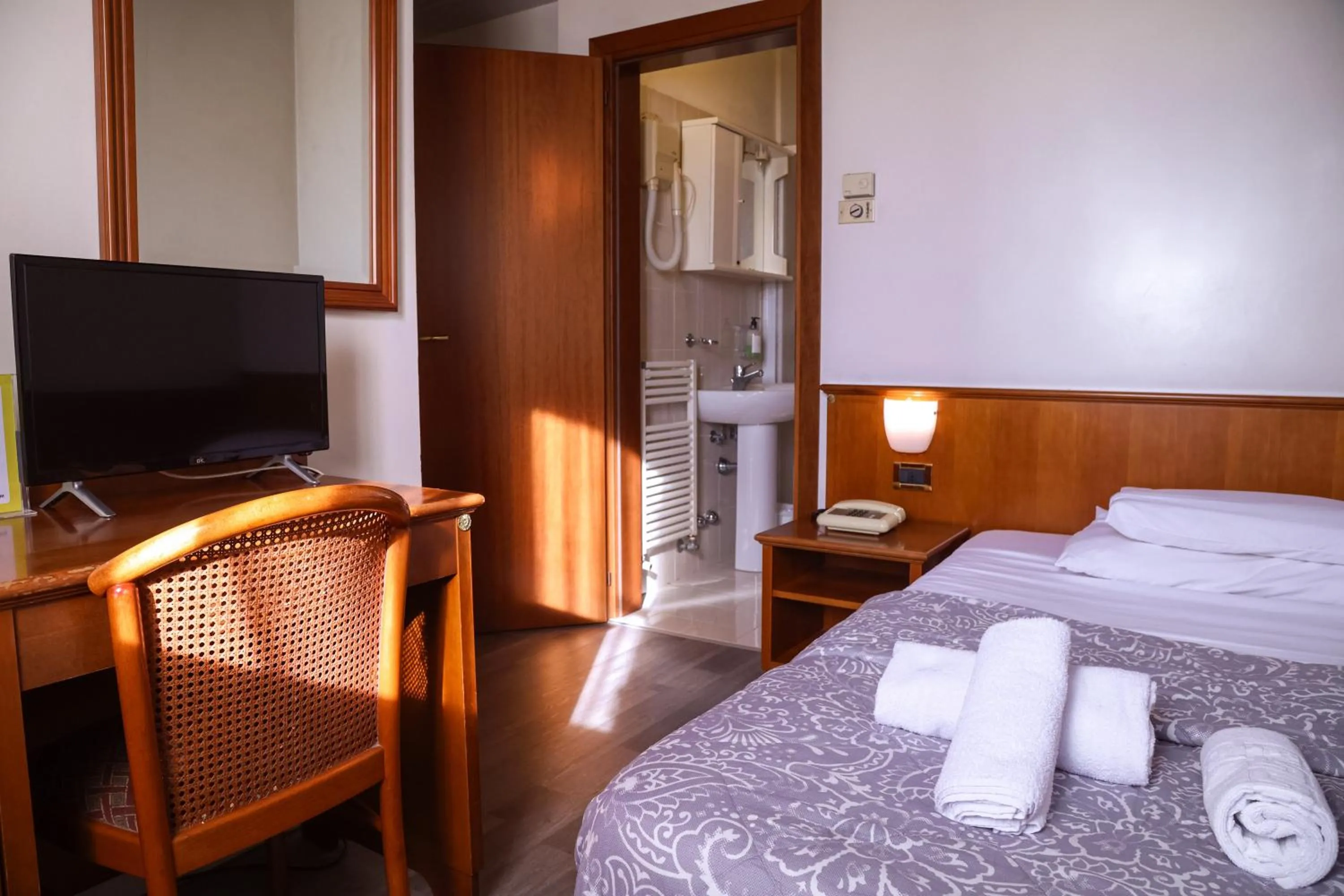 TV and multimedia, Bed in Hotel Villa Sara