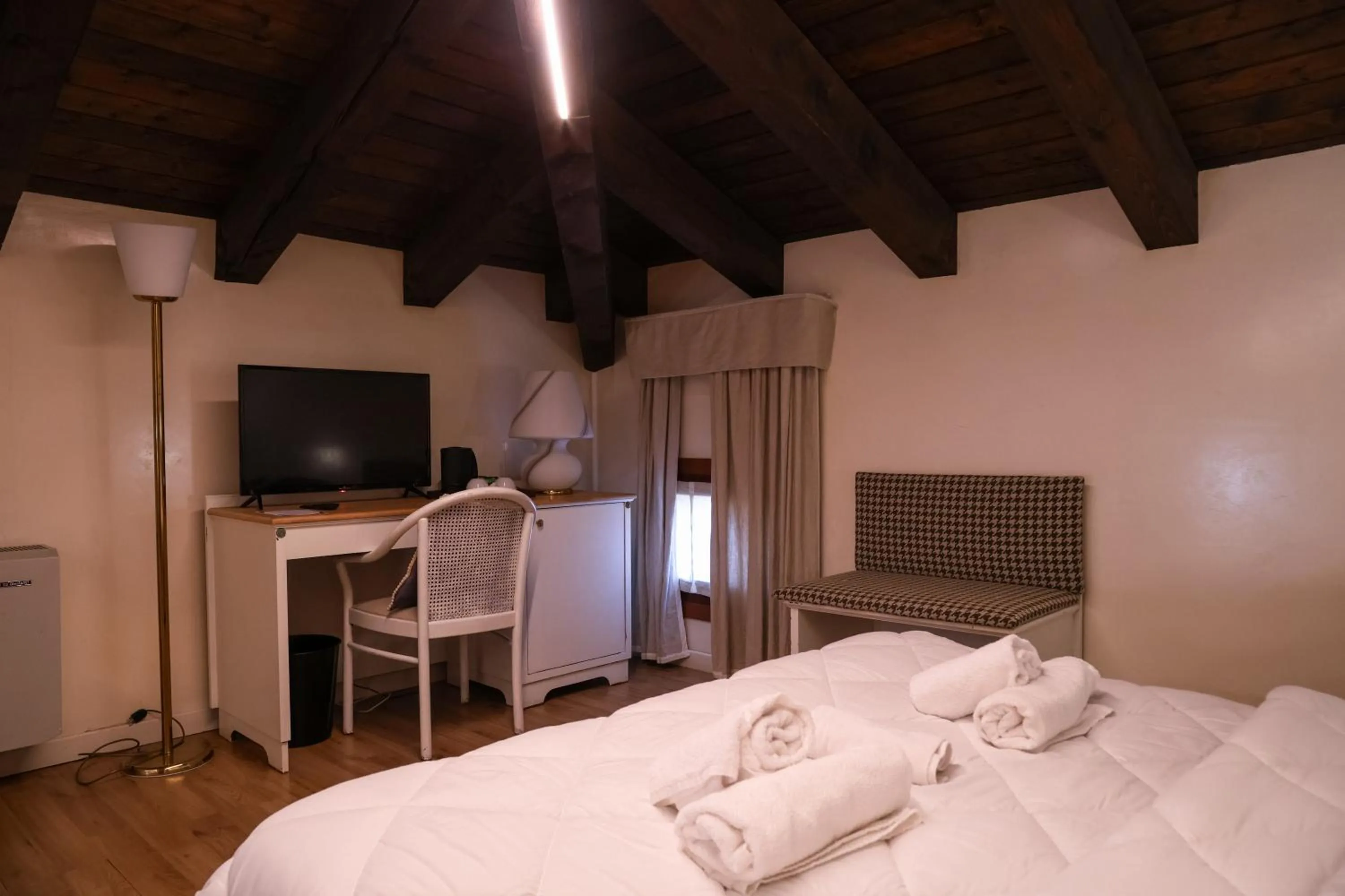 TV and multimedia, Bed in Hotel Villa Sara
