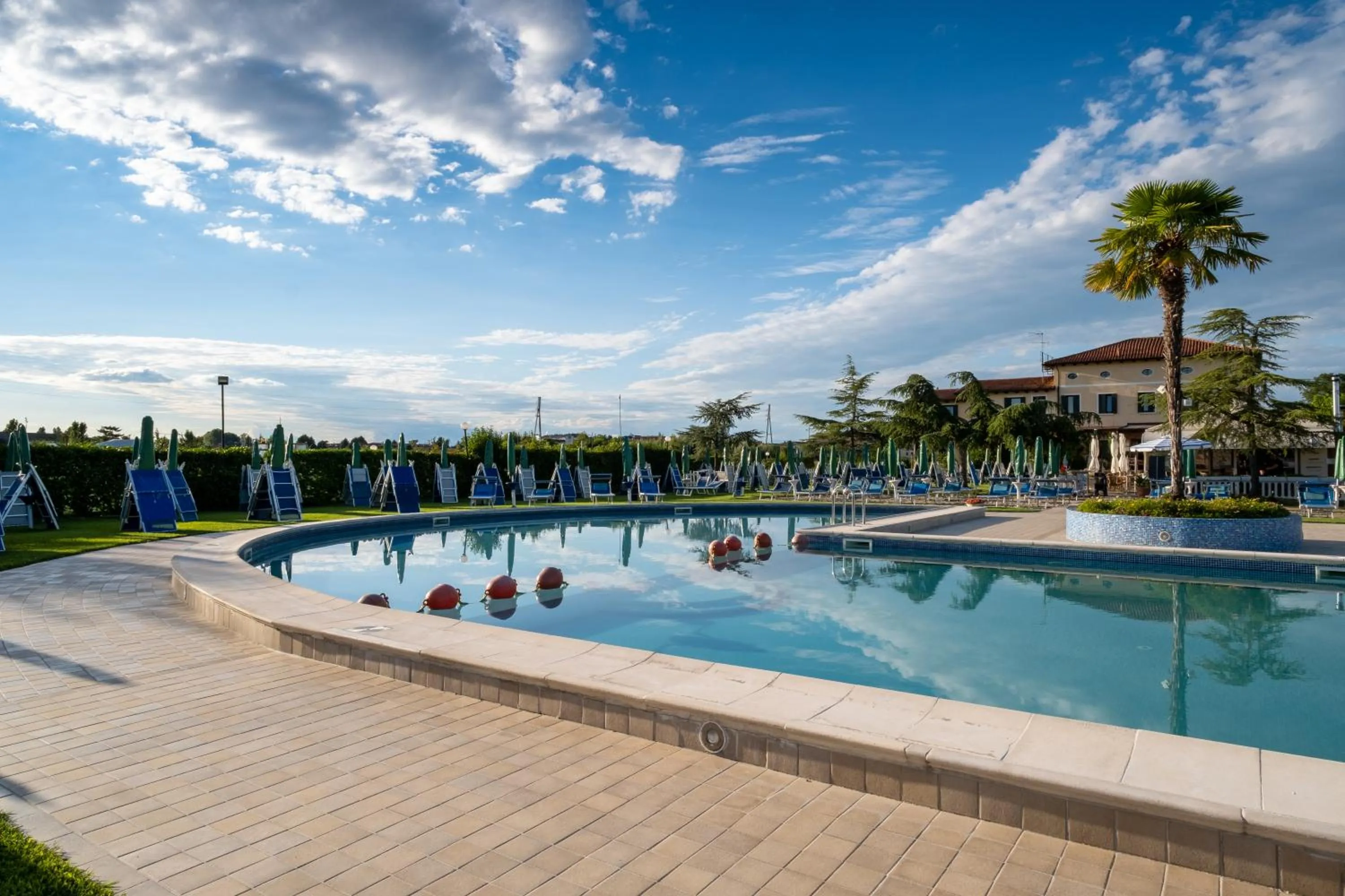 Swimming pool in Hotel Villa Sara