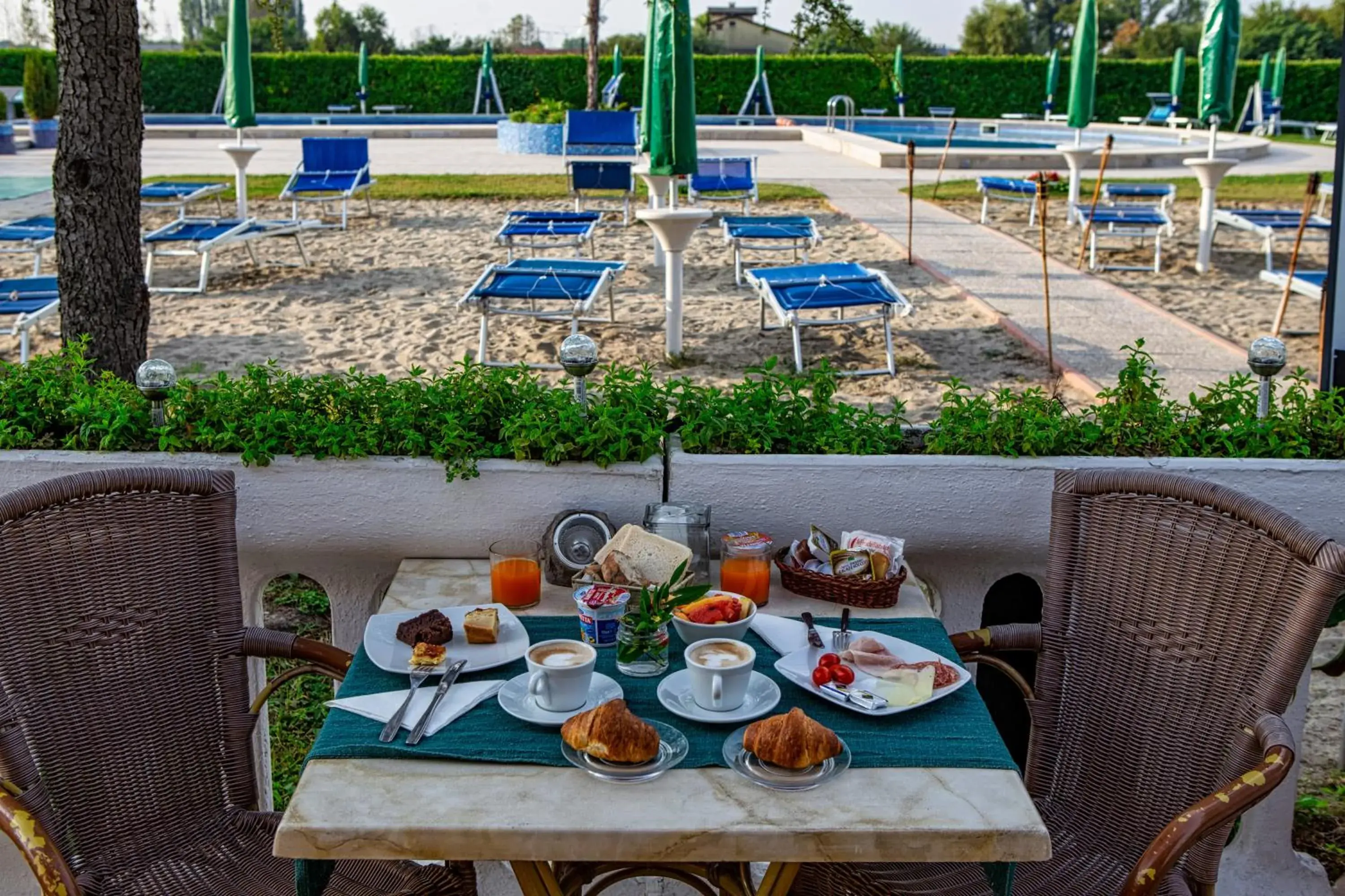 Breakfast, Pool View in Hotel Villa Sara