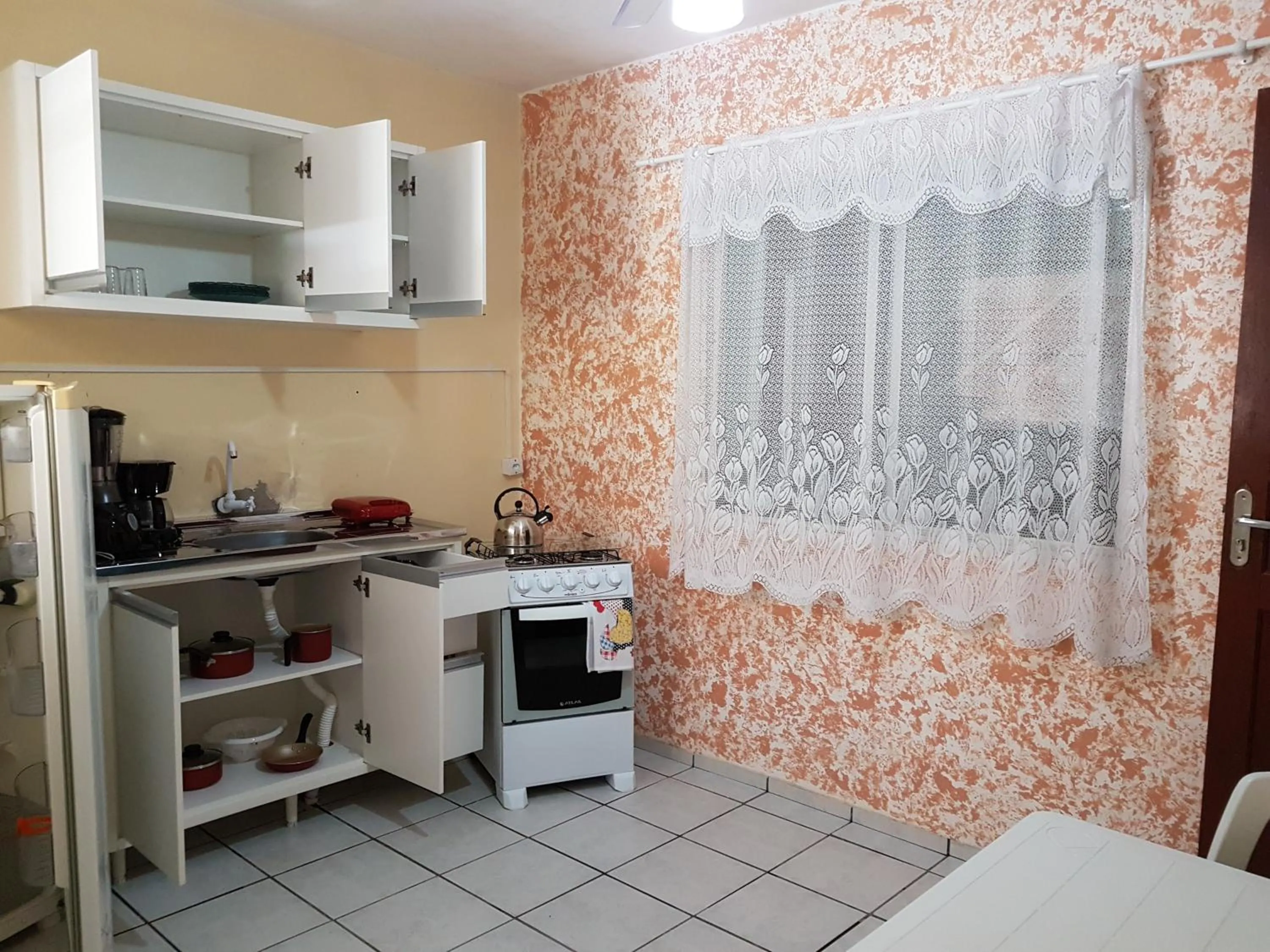 Communal kitchen in Residencial De Aluguel