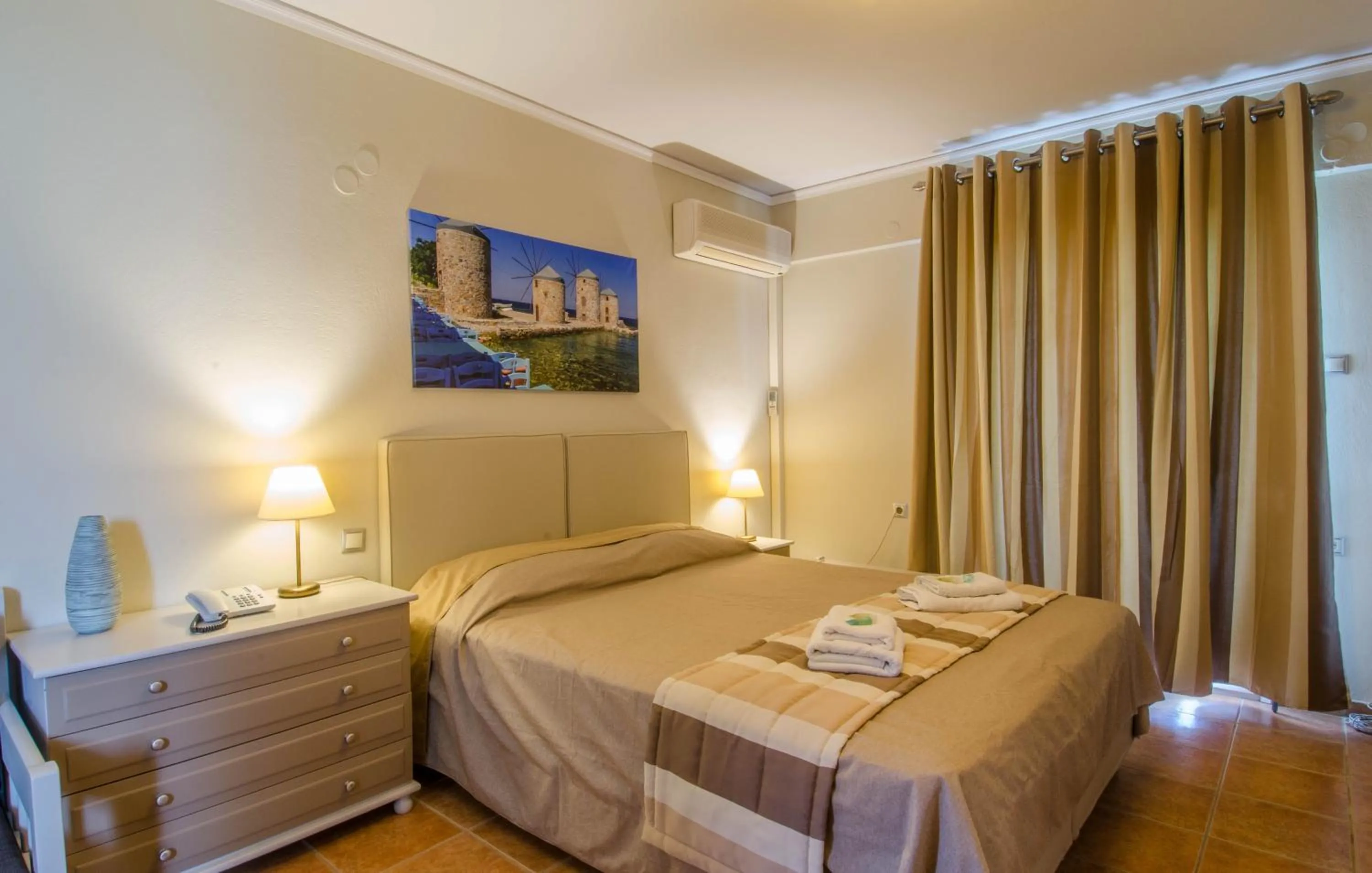 Photo of the whole room, Bed in Plaka Studios