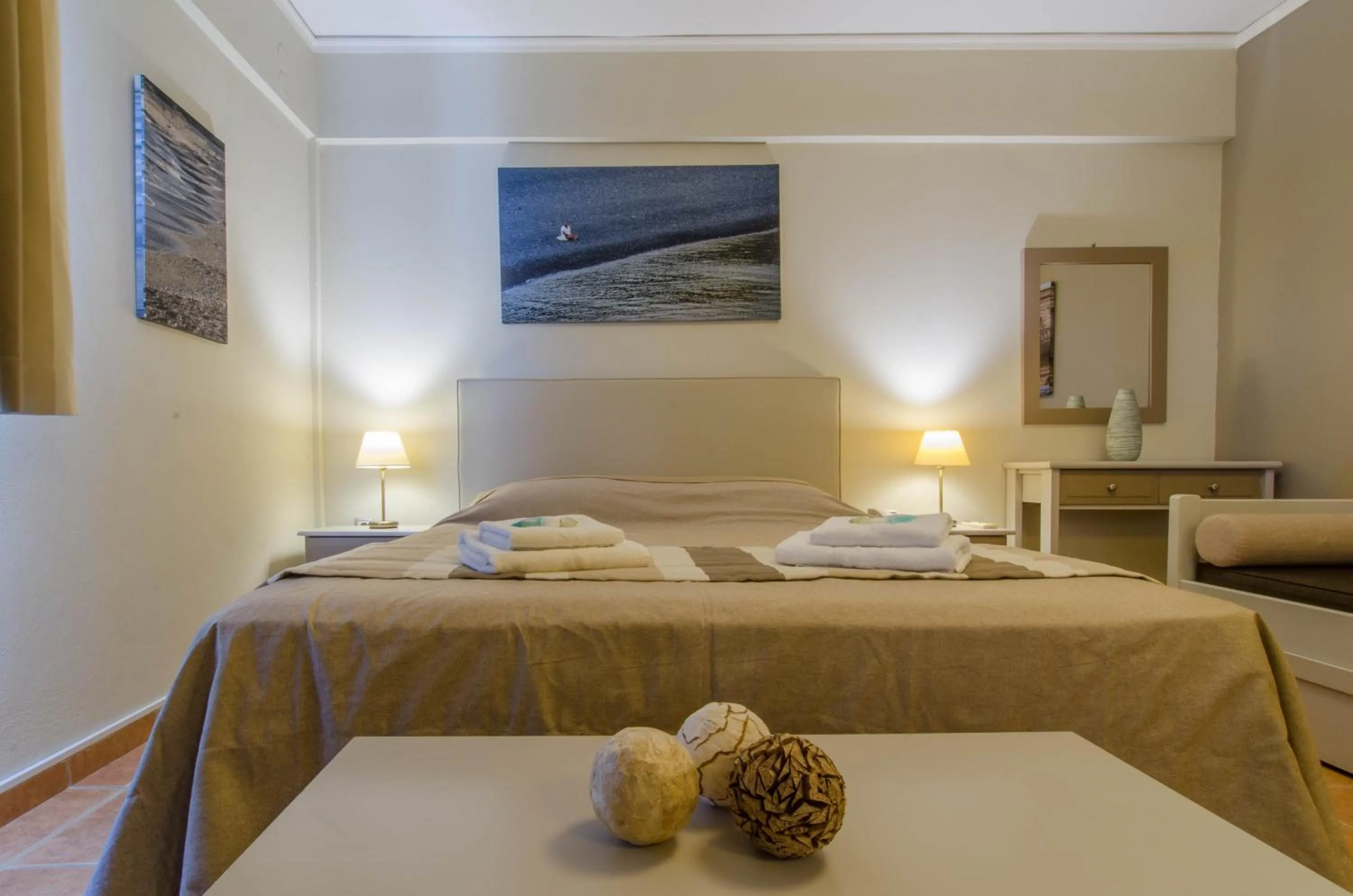 Photo of the whole room, Bed in Plaka Studios